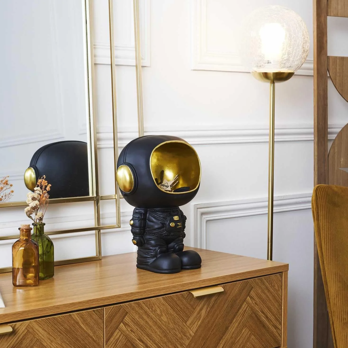 Statue Astronaute Vide Poche Noir 20 cm Objet Décoratif Moderne Design Futuriste