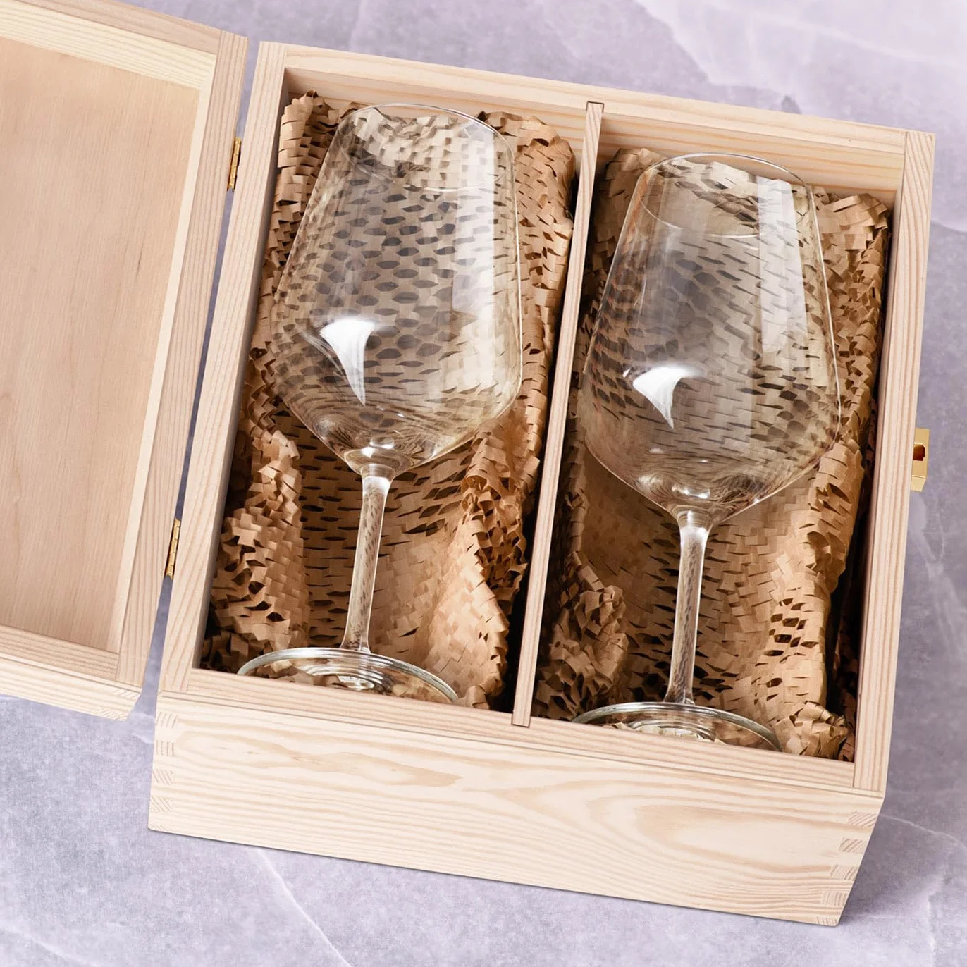 Maverton Cadeau Mariage Personnalisé - 2 Verres à Vin 490 ml avec Gravure pour Elle et Lui et Coffret en Bois - Cadeau Personnalisé pour Couples - Noel - Verre Couple Jeunes Mariés