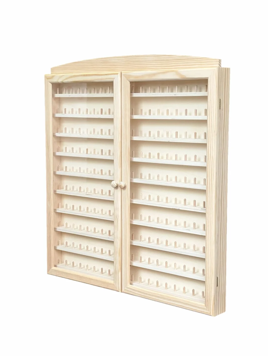 Vitrine Collections dés á Coudre. Capacité 200 dés. Pin Naturel, à Peindre. Mesures (Largeur/Fond/Hauteur) : 66 * 6 * 72 cms.