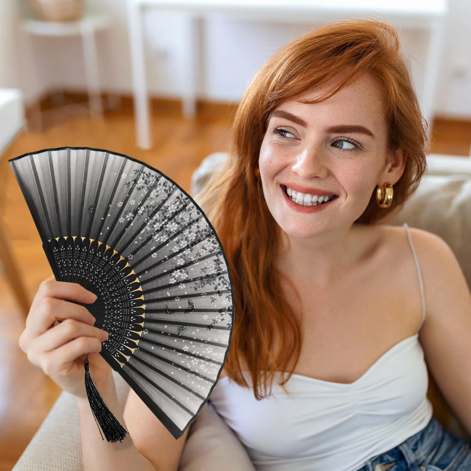 Bellanova Ensemble de 4 Éventails Pliants en Tissu de Soie et Bambou avec Pompon – Style Chinois, Ventilateur Pliant Portable à Main