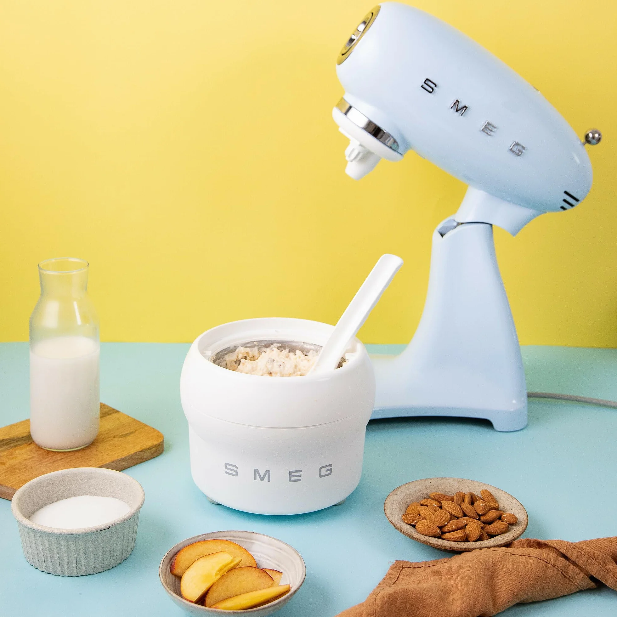 Smeg, Sorbetière SMIC01 pour Robot Pâtissier, Capacité Jusqu'à 1,1 L, Récipient Réfrigérant avec Système de Refroidissement, Accessoires Inclus, Compatible avec les Robots Smeg SMF02/03/13