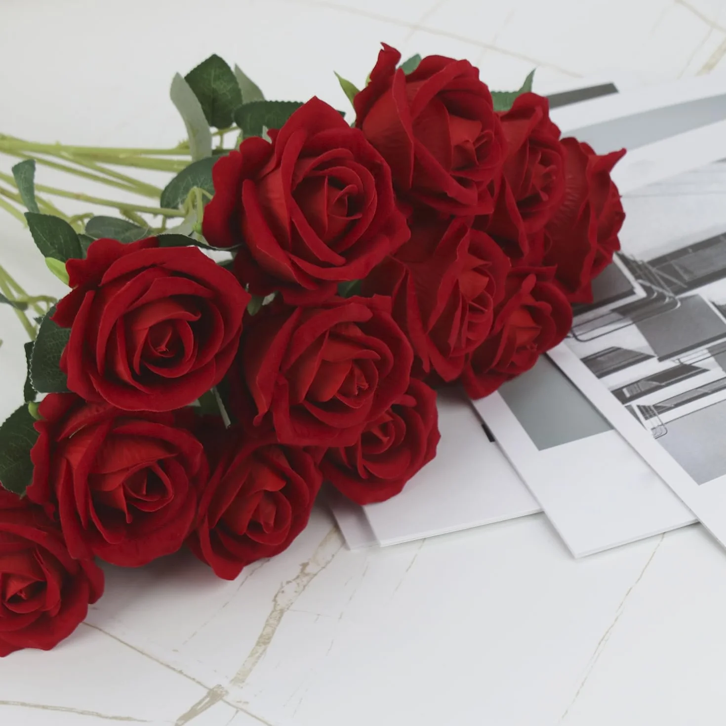 QWORK 12 pièces Roses artificielles Rouges avec Longues tiges en Plastique pour Mariage Décoration
