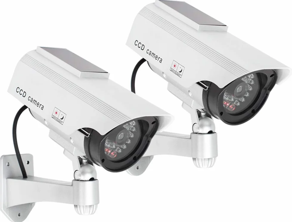 COM-FOUR® atrapa kamery 2x na zewnatrz - atrapa kamery ze wspornikiem sciennym - solarna kamera monitorujaca z dioda LED do domu - atrapa kamery dozorowej (02 sztuk)