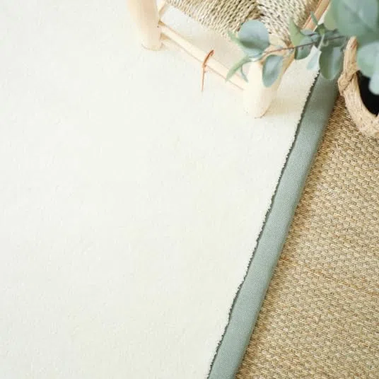 Decoweb Tapis Doux Poils Longs - Touch Blanc crème - Ganse Lin Vert Sauge - 160 x 230 cm