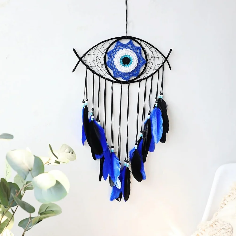 Attrape-rêves noir contre le mauvais œil plumes bleues perles macramé décoration murale gothique