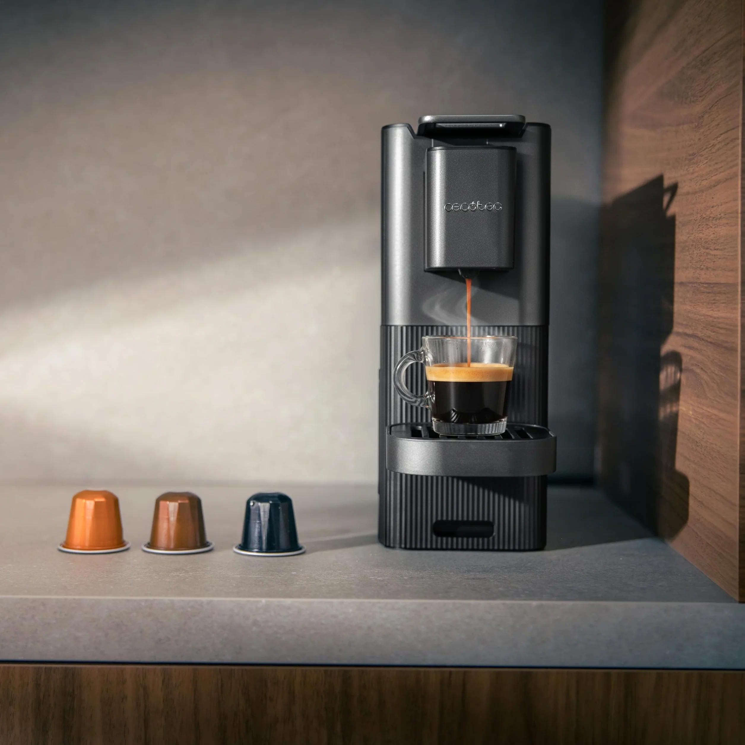 Cecotec Cafetière à Capsules Power Caps 20. 1400W, 20Bars, Thermoblock, Compatible Capsules Nespresso, Réservoir d'Eau 700ml, Arrêt Automatique, Hauteur Réglable, Filtre Amovible, 2Modes, Antidérapant