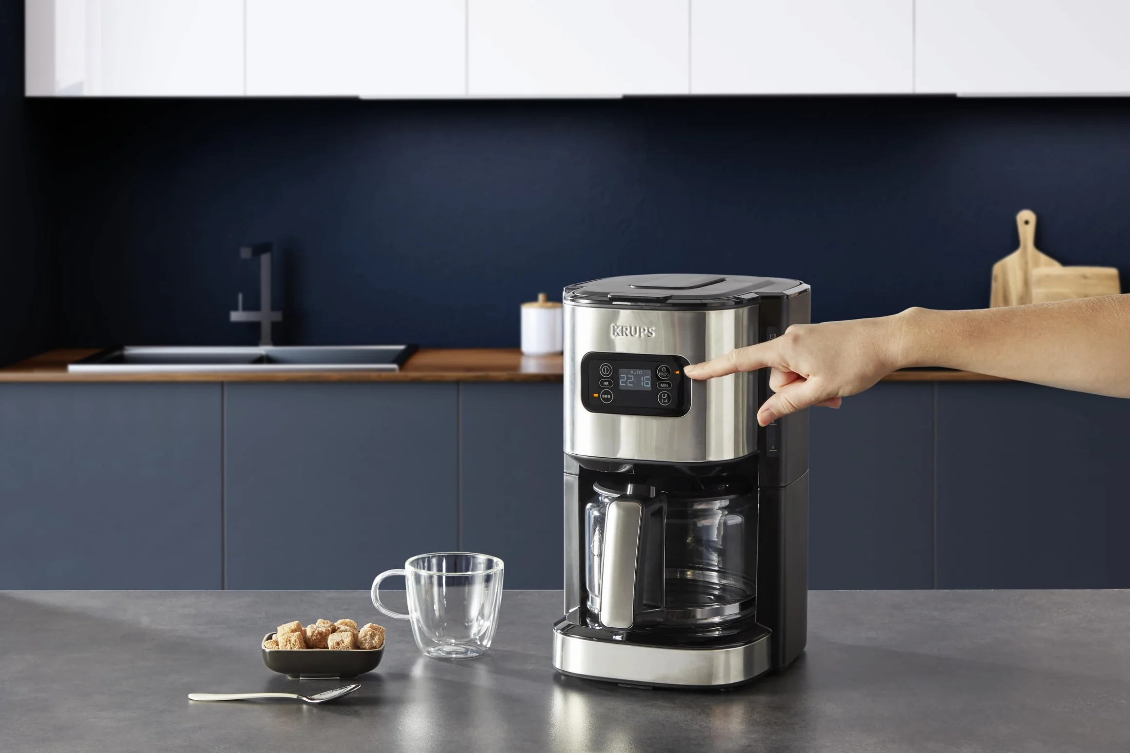 Krups Cafetière programmable 24h, Inox premium, 1,25 L jusqu'à 15 tasses, Réglage intensité, Fonction 1 à 4 tasses pratique, Arrêt auto après 30 min, Anti-goutte, Excellence KM480D10