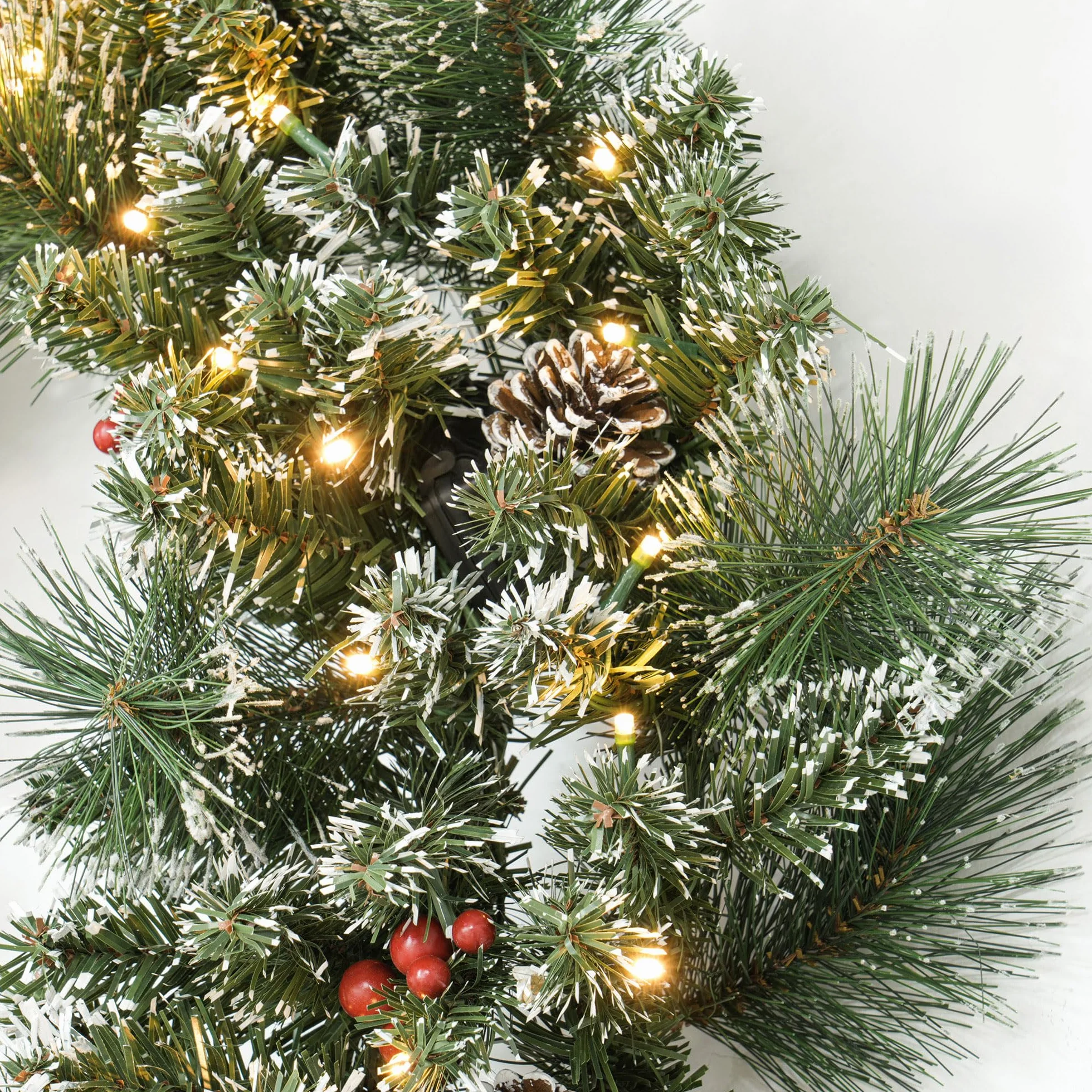 HOMCOM Couronne de Noël Porte Artificielle 60 CM décoration de Noël Lumineuse avec Pommes de pin et grappes de Baies, lumières LED et minuterie, pour Porte, fenêtre ou cheminée, Vert