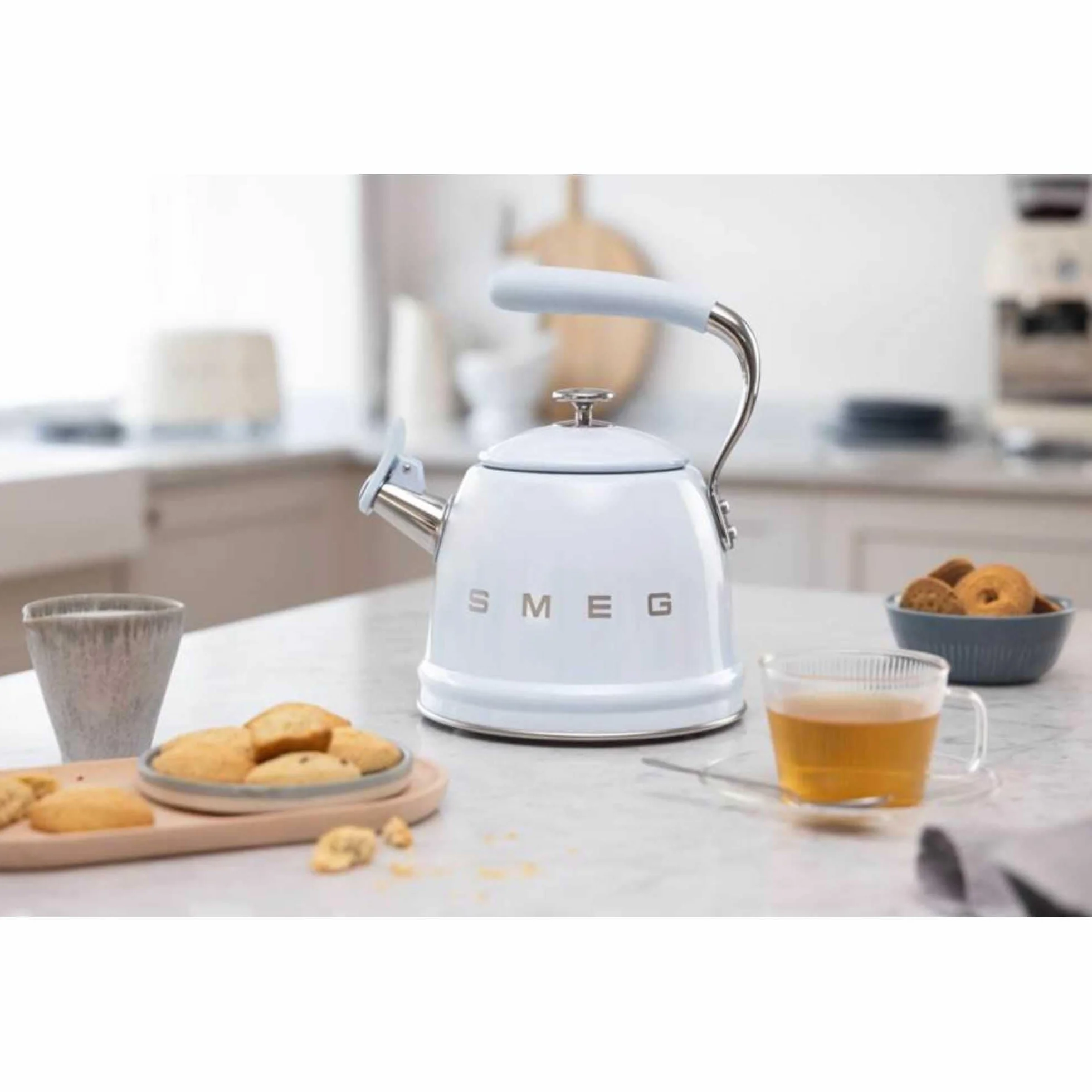 Smeg, Bouilloire Sifflante WKF01PB, en Acier Inoxydable, Capacité 2,3 L, Couvercle Amovible et Bec Doseur, Compatible avec Induction, Bleu Azur