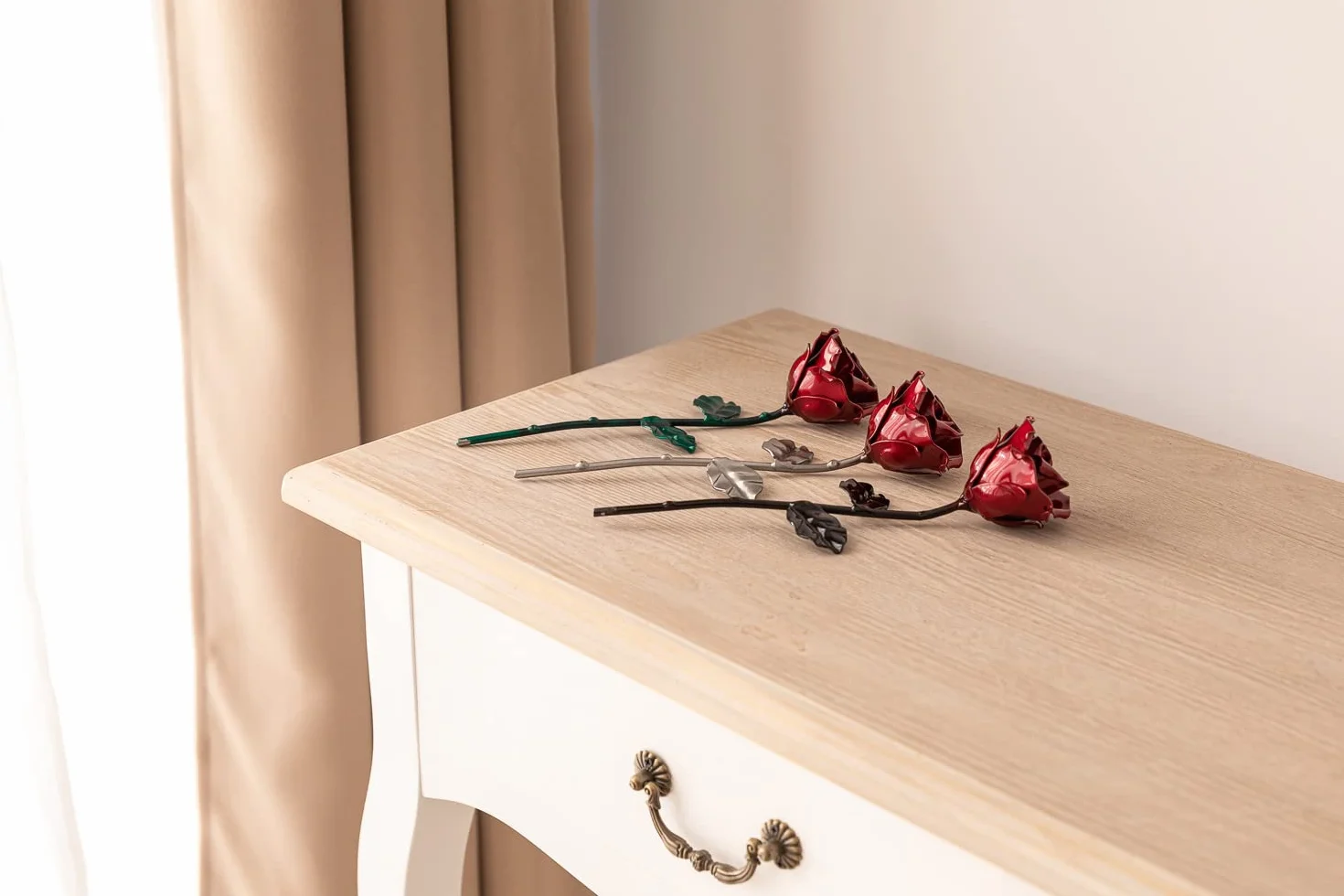 Forging Art Bcn® Rose Éternelle en Fer Forgé à la Main avec Piédestal - Cadeau de Saint-Valentin, Fête des mères, Anniversaire de Mariage, Noces de Fer (Rouge/Vert avec Socle)