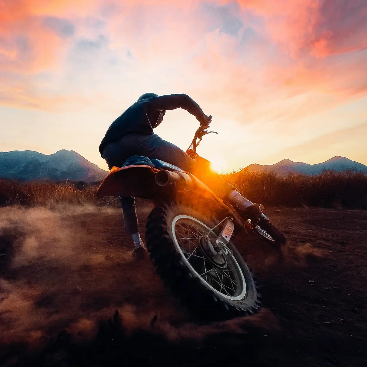 GoPro HERO11 Black — wodoodporna kamera sportowa z wideo Ultra HD 5.3K60, zdjęciami 27 MP, przetwornikiem obrazu 1/1,9", transmisją na żywo, kamerą internetową, stabilizacją