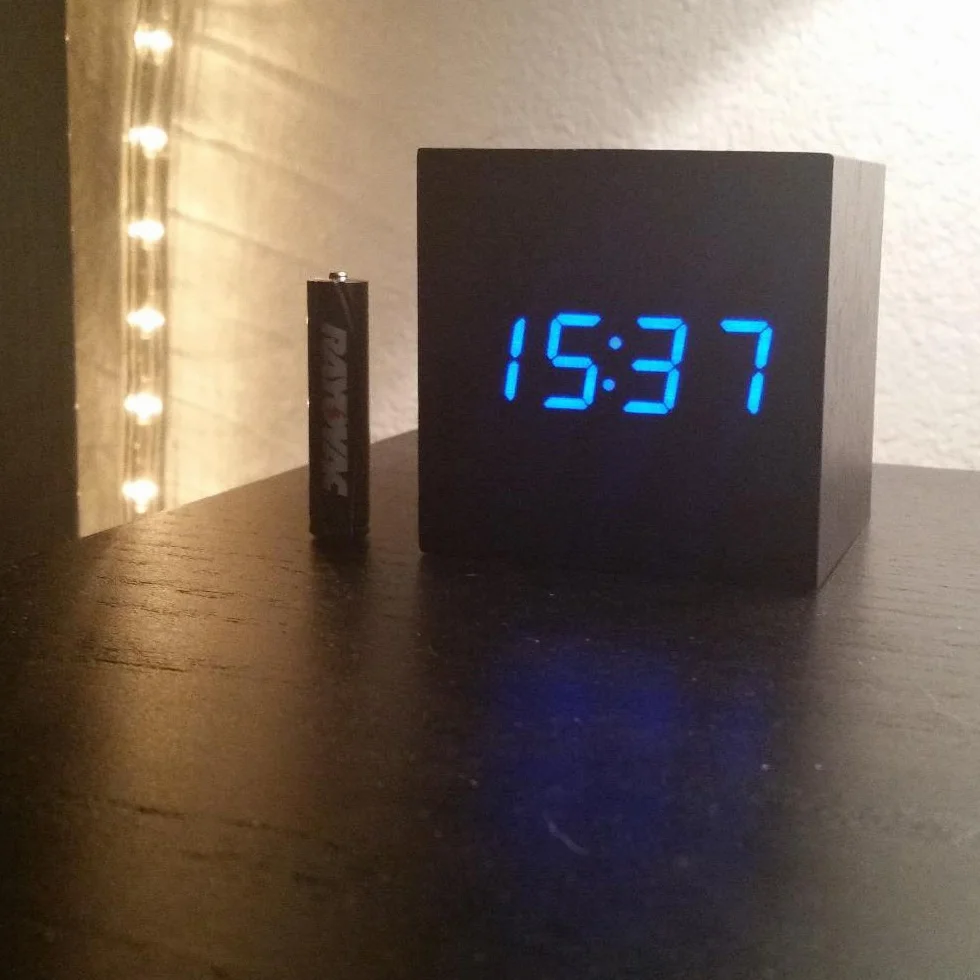 Onerbuy Horloge de Voyage Portable avec écran LCD - Réveil Numérique en Bois Cube Tactile Sonore