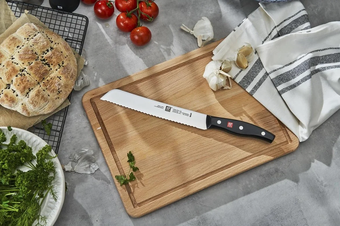 ZWILLING Couteau à Pain, Lame dentelée: 20 cm, Acier Inoxydable, Manche Noir, série Twin Pollux