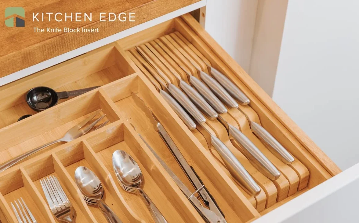 KitchenEdge Porte-Couteaux de Cuisine en Bambou Peut Contenir 5 Couteaux Longs + 6 Courts (Non Inclus) S’adapte à la Plupart des Tailles de Couteaux, Pieds en Caoutchouc, Bambou, Design Dans le Tiroir