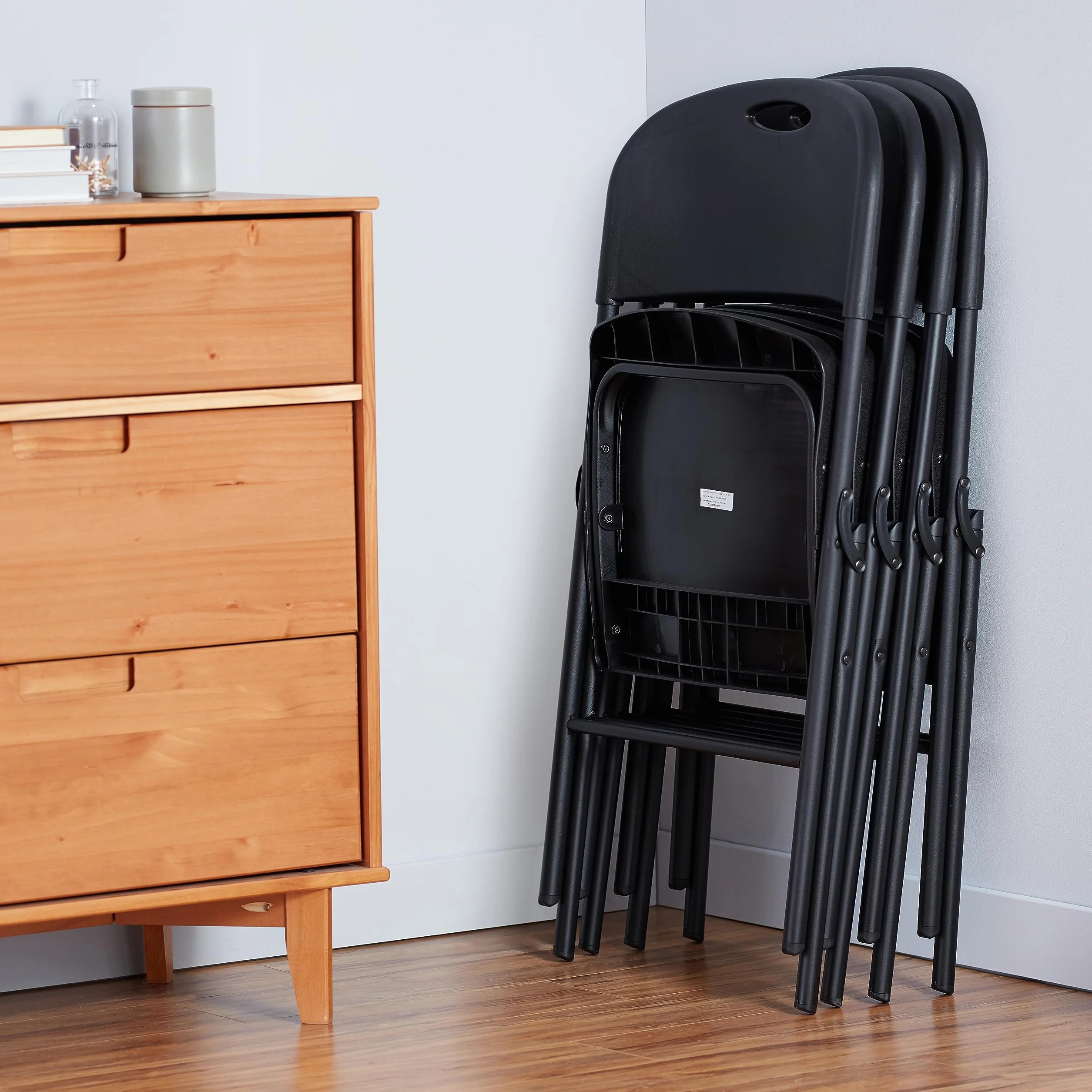 Amazon Basics Lot de 4 chaises pliantes en plastique et métal pour camping, cuisine, intérieur et extérieur, noir, jusqu'à 158 kg