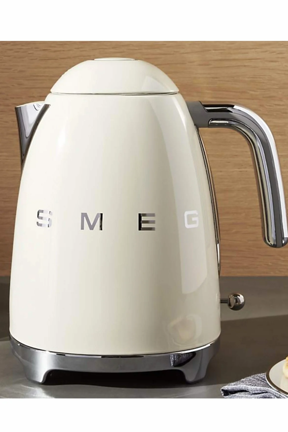 Smeg, Bouilloire Électrique KLF03WHEU 1,7 L, Filtre Anticalcaire Lavable, Arrêt Automatique de Sécurité, Indicateur de Niveau d'Eau, Base Antidérapante, Range Cordon, Puissance 2400W, Blanc
