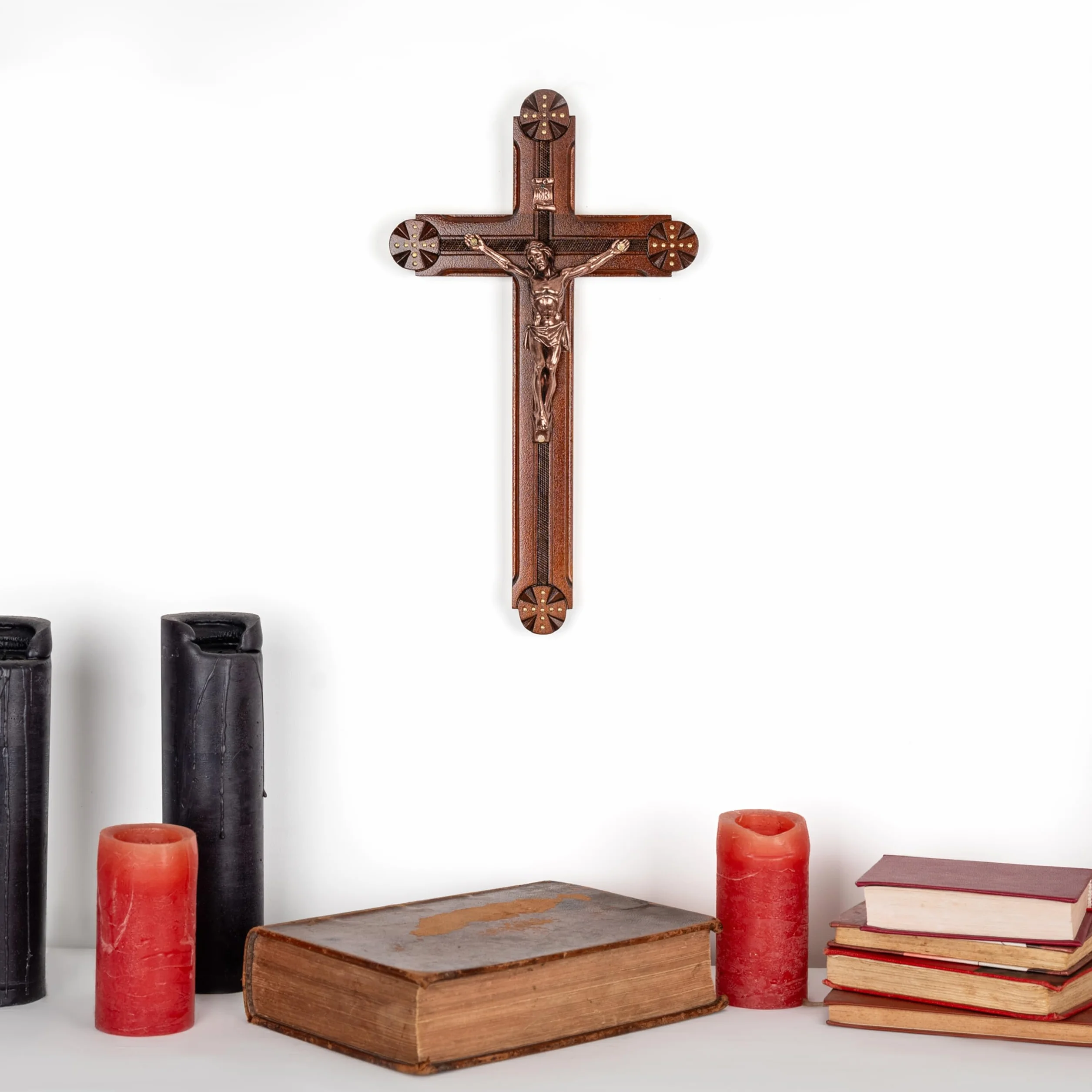 Woodvio - Croix murale en bois faite à la main, finition sculptée à la main, crucifix catholique