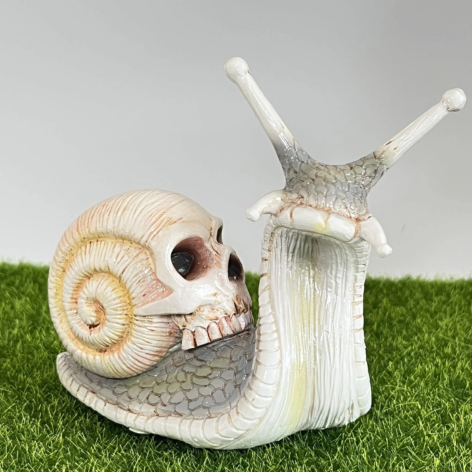 Halloween Escargot Crâne Statue Résine Gothique Jardin Ornement Figurine (Marron clair)