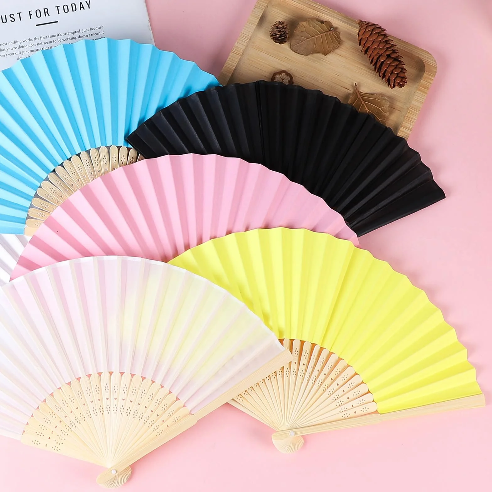SWAWIS 28 Pièces Éventails Pliants Noir, Ventilateur en Tissu avce 30 Sacs en Organza & Cartes de Remerciement, Eventails Mariage Pliable pour Baptêmes Décorations de Fêtes DIY
