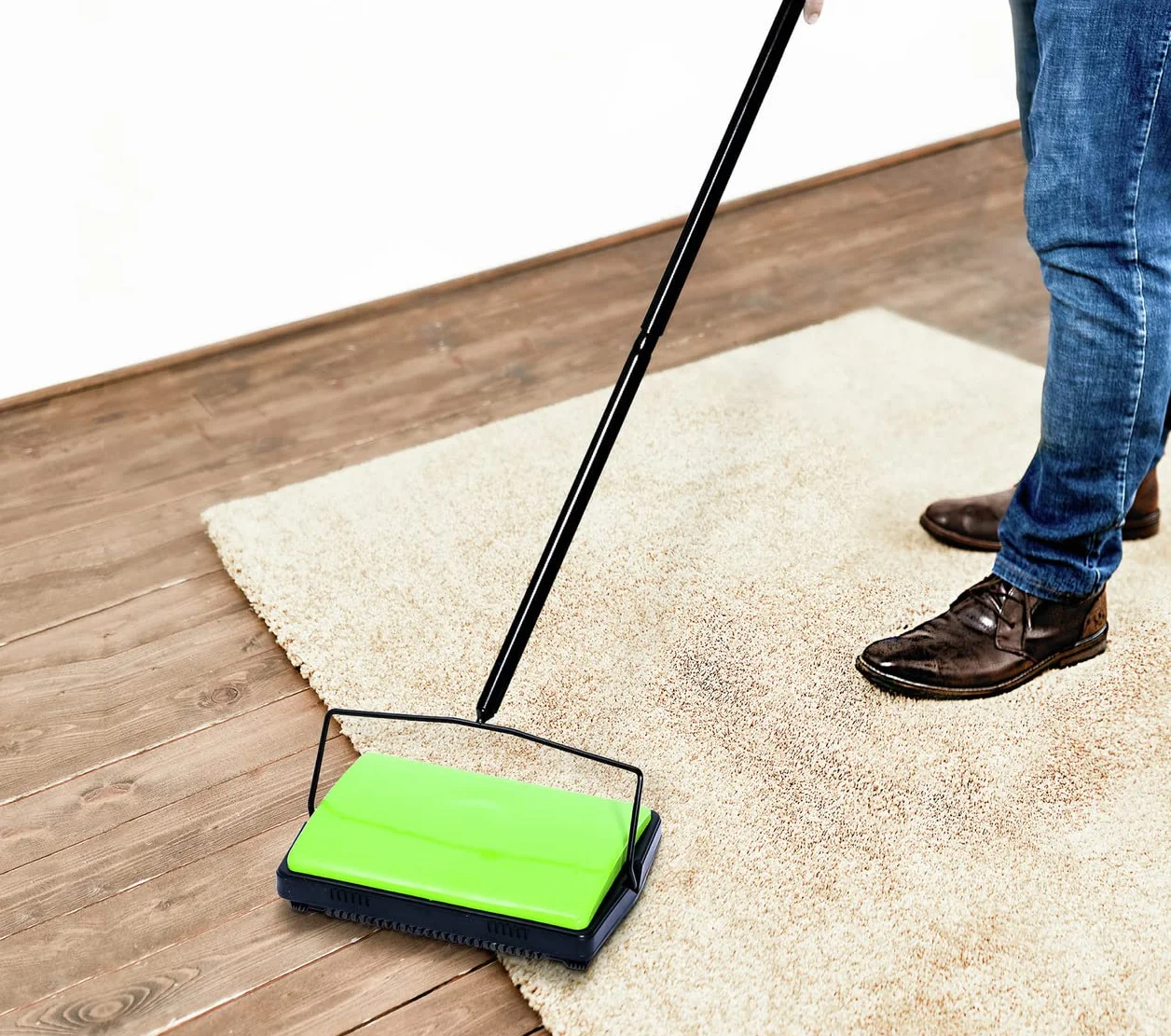 WENKO Balai mécanique Vert pour Tapis | Ramasse poussière | Fonctionne sans électricité et sans Bruit | Manche en métal | 28 x 105 x 19 cm | Noir et Vert