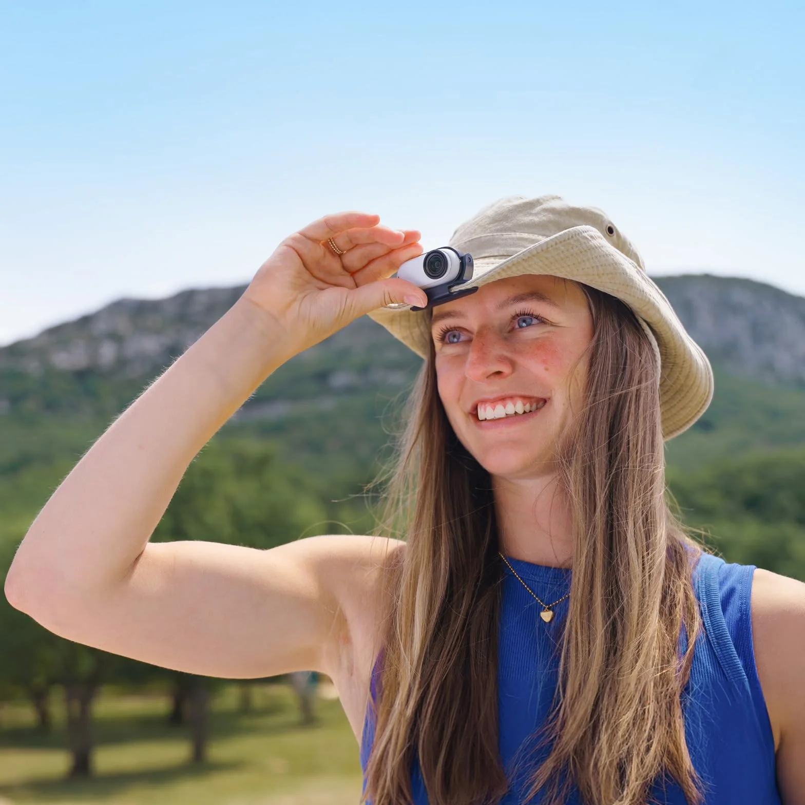 Insta360 GO 3S 64 GB Arctic White - mała przenośna kamera do vlogowania 4K, bez użycia rąk, mocowanie w dowolnym miejscu, stabilizacja, żywotność baterii 140 min, wodoodporność 10 m, edycja AI, do