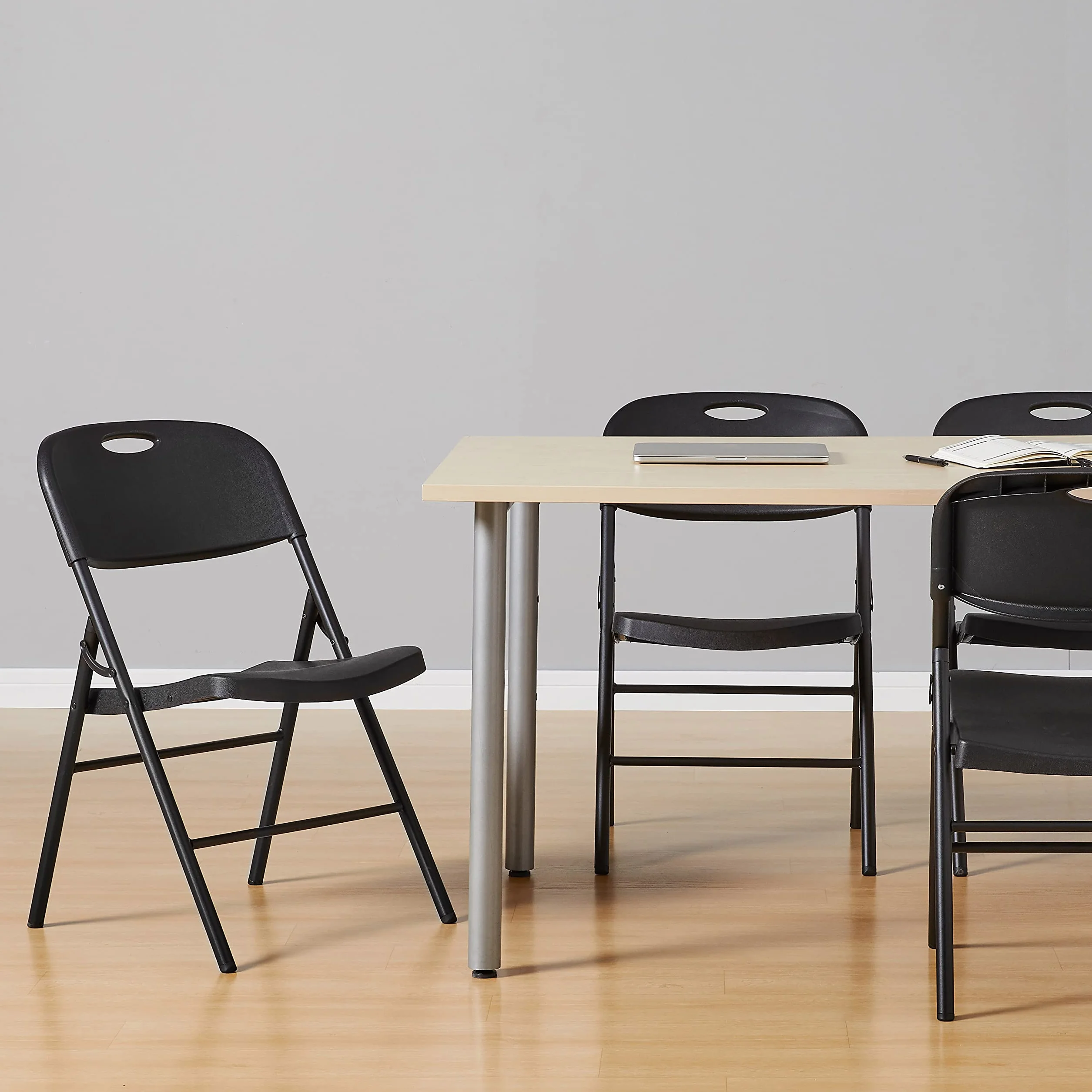 Amazon Basics Lot de 4 chaises pliantes en plastique et métal pour camping, cuisine, intérieur et extérieur, noir, jusqu'à 158 kg