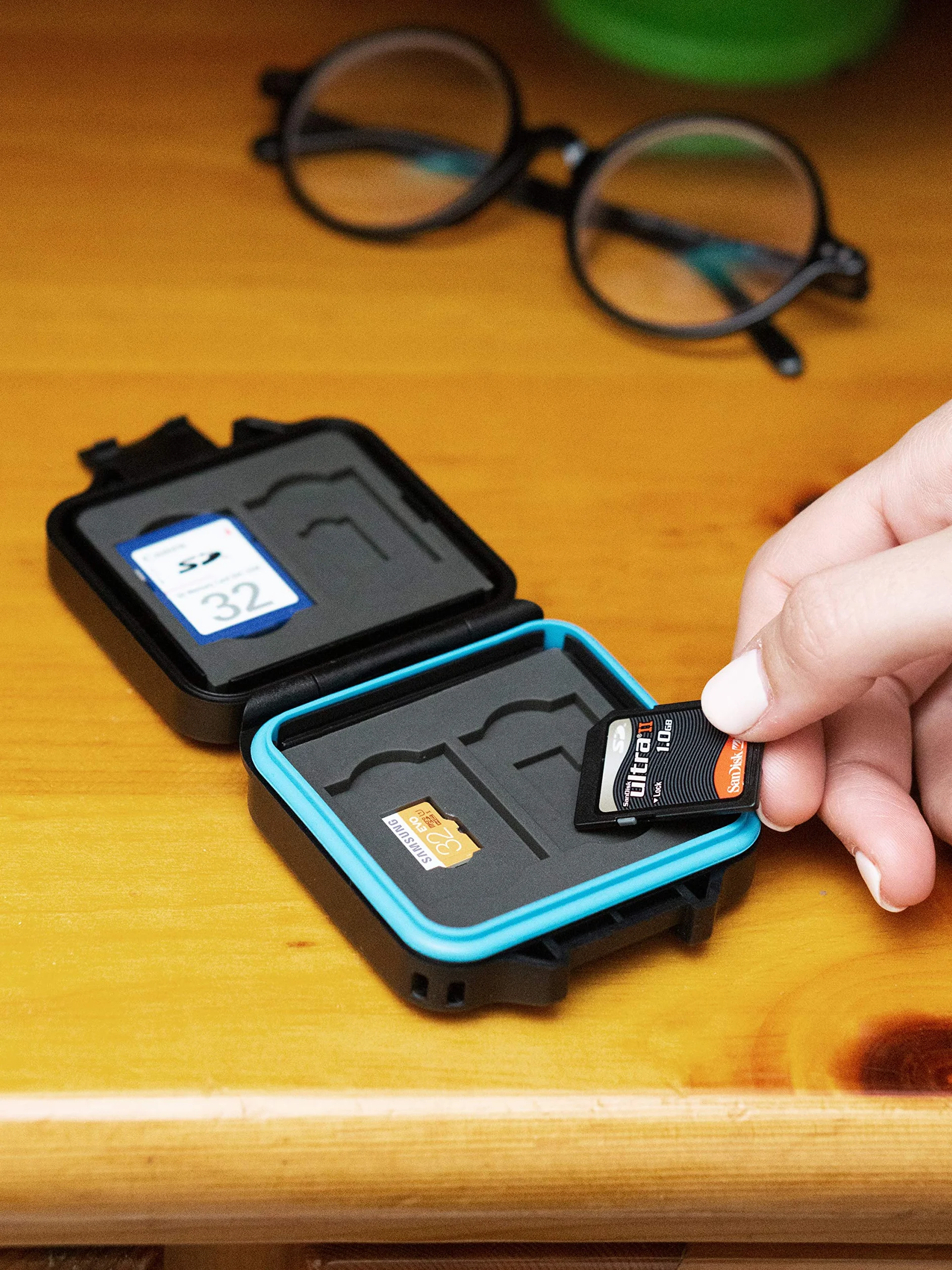 Etui ochronne na karty pamięci • Etui na karty pamięci • Etui na 4 karty SD i 4 karty Micro SD i Sim • Zawiera sznurek do przenoszenia i igłę do karty SIM