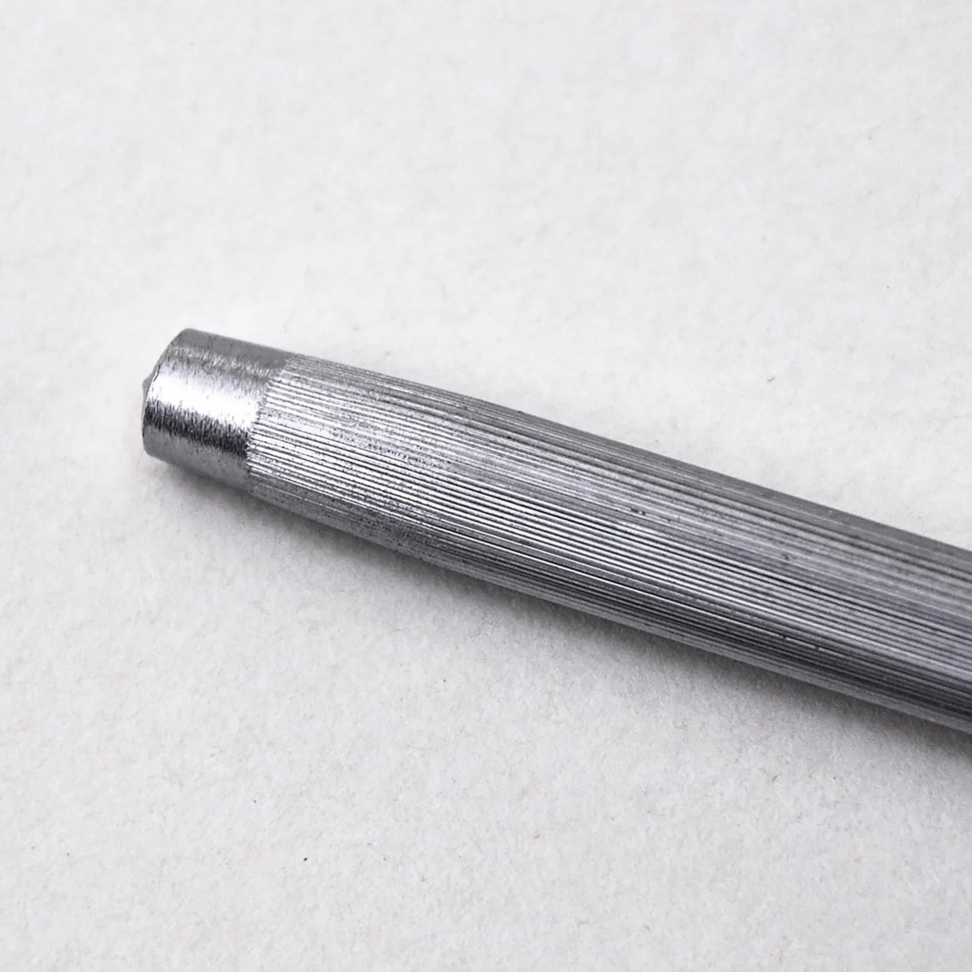KOTAI | Fusil à Aiguiser | Tige d'affûtage | Fait à la Main en Acier Inoxydable | Protection des Doigts | Bout Pointu Antidérappant | Manche en Pakkawood Ultra-durable | Affûte en Quelques Secondes