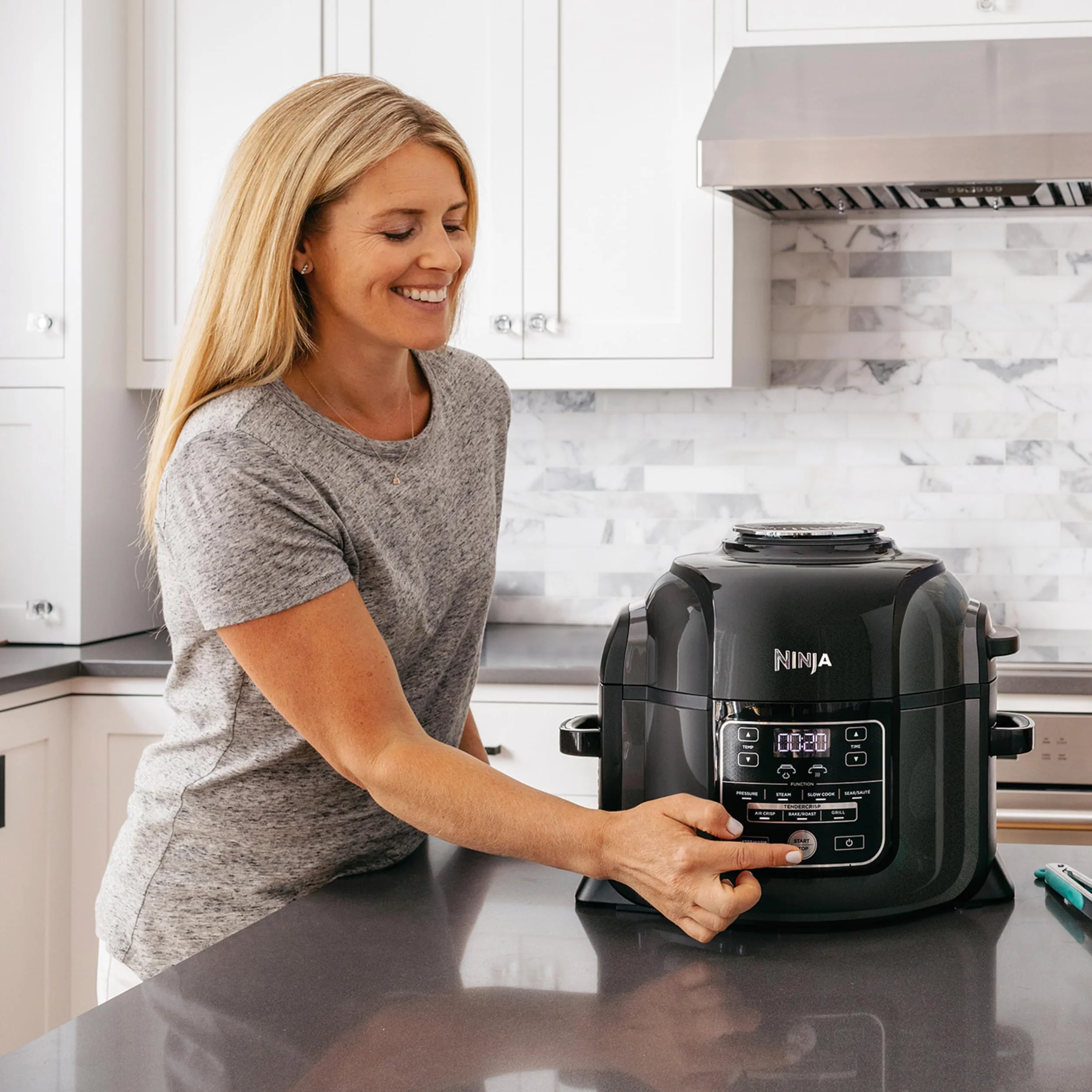 Ninja Multicuiseur Foodi, Air Fryer, 7-en-1, 6L, 7 fonctions de cuisson, Autocuiseur Multifonction, Cuisson sous pression, Friture à l'air, Cuisson lente, Gril et plus, Acier brossé et Noir, OP300EU
