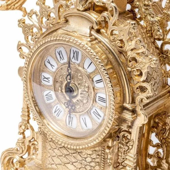 Triptyque horloge baroque en laiton poli avec candélabres françaises