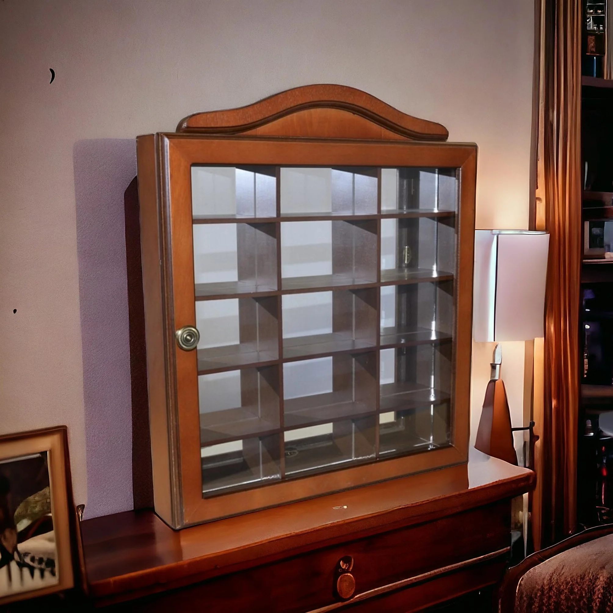 Vitrine murale en bois et verre, fermeture magnétique, 42 cm.