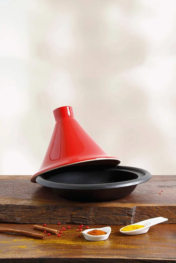 Crealys 509833, Tajine en fonte émaillée noire Ø 31 cm - couvercle en terre-cuite émaillée rouge - compatible avec toutes sources de chaleur y compris Four et Induction