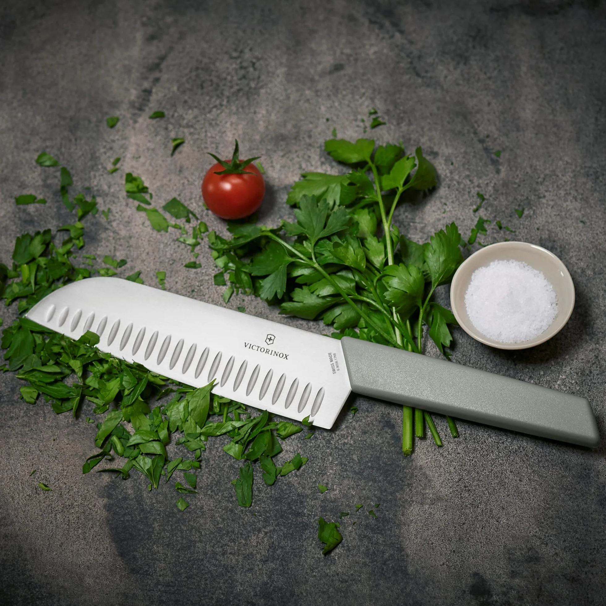 Victorinox Swiss Modern, Couteau Santoku professionnel, Lame extra-tranchante, lame alvéolée, 17 cm, Manche plastique, Acier inoxydable, vert olive