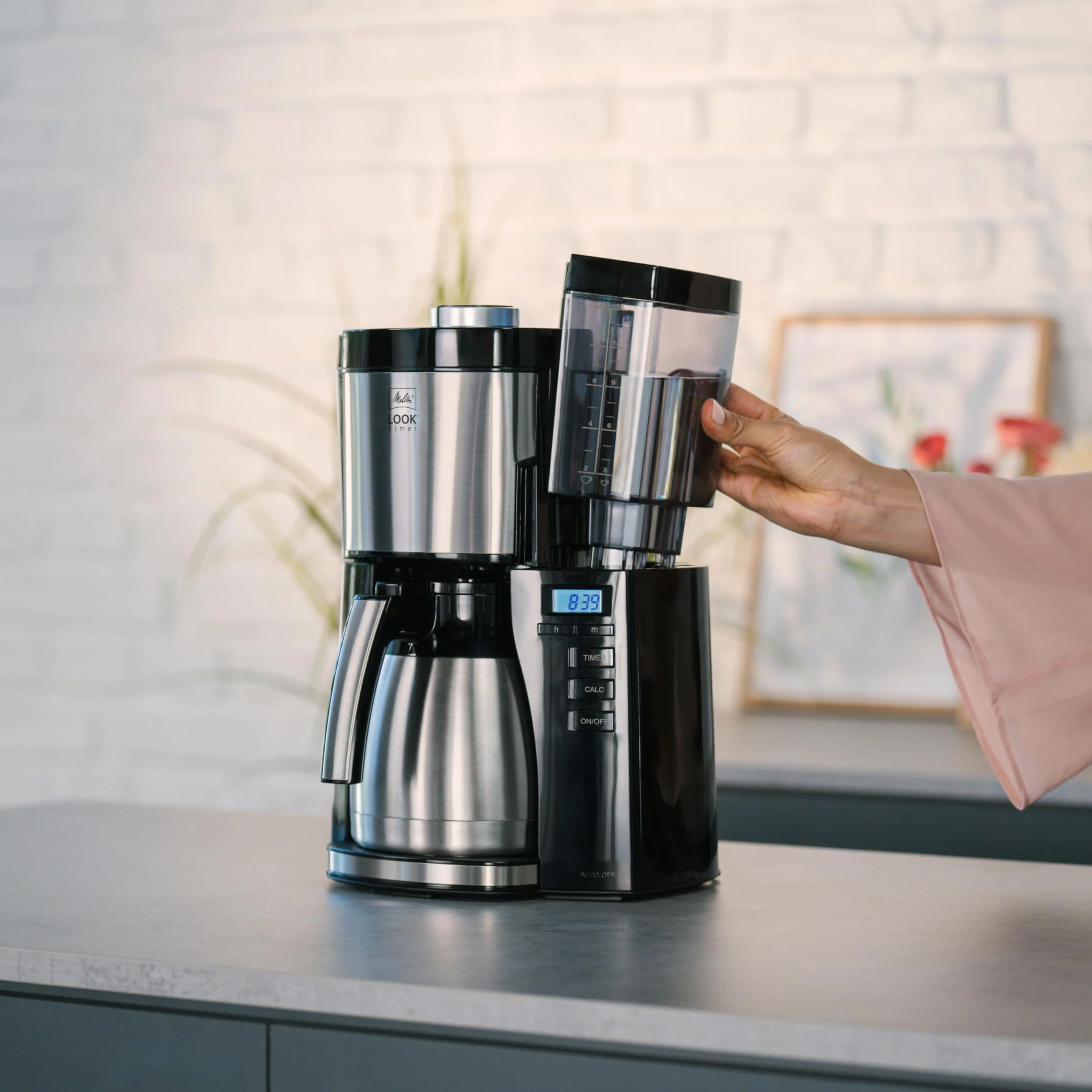 Melitta Cafetière à filtre Look V Therm Timer Noire, avec Carafe thermique et fonction minuterie, Réservoir d'eau amovible et programme de détartrage, capacité 10-15 tasses, modèle 1025-18