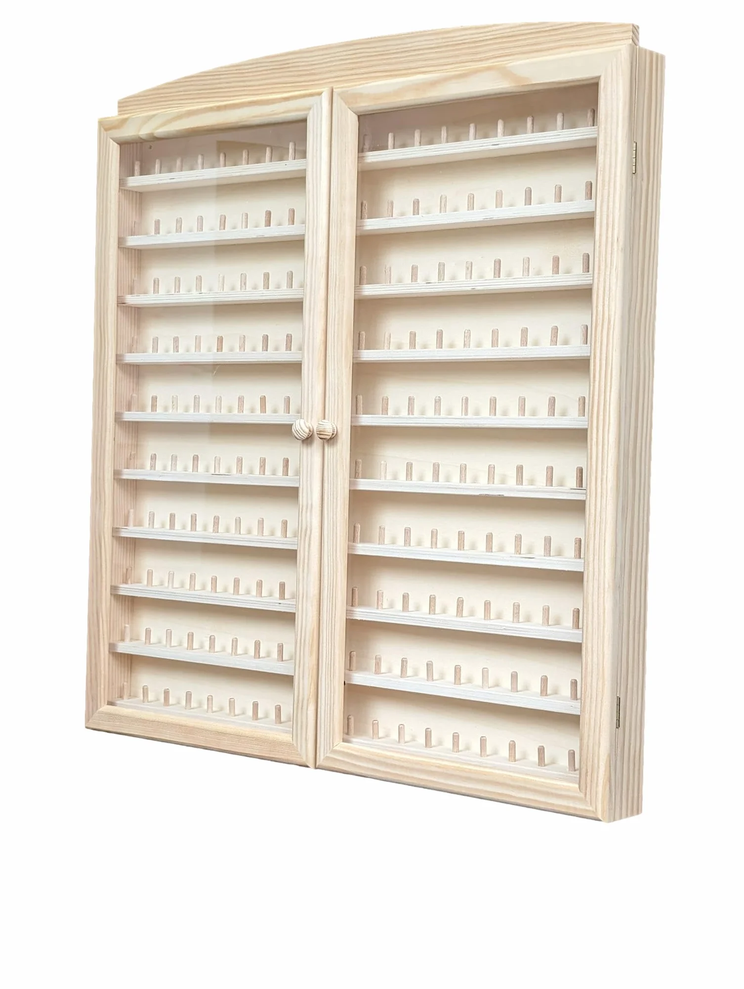 Vitrine Collections dés á Coudre. Capacité 200 dés. Pin Naturel, à Peindre. Mesures (Largeur/Fond/Hauteur) : 66 * 6 * 72 cms.
