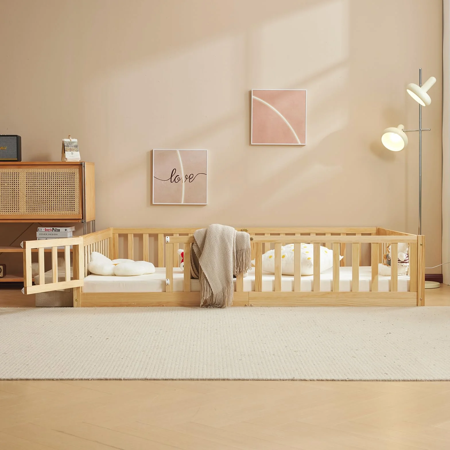 LEADZM Lit Montessori 140x200 cm - Bois Massif avec Porte et Barrière Sécurisée - 12 Lattes Renforcées, Garde-Corps Intégré - pour Enfants et Bébés (Couleur Naturelle)