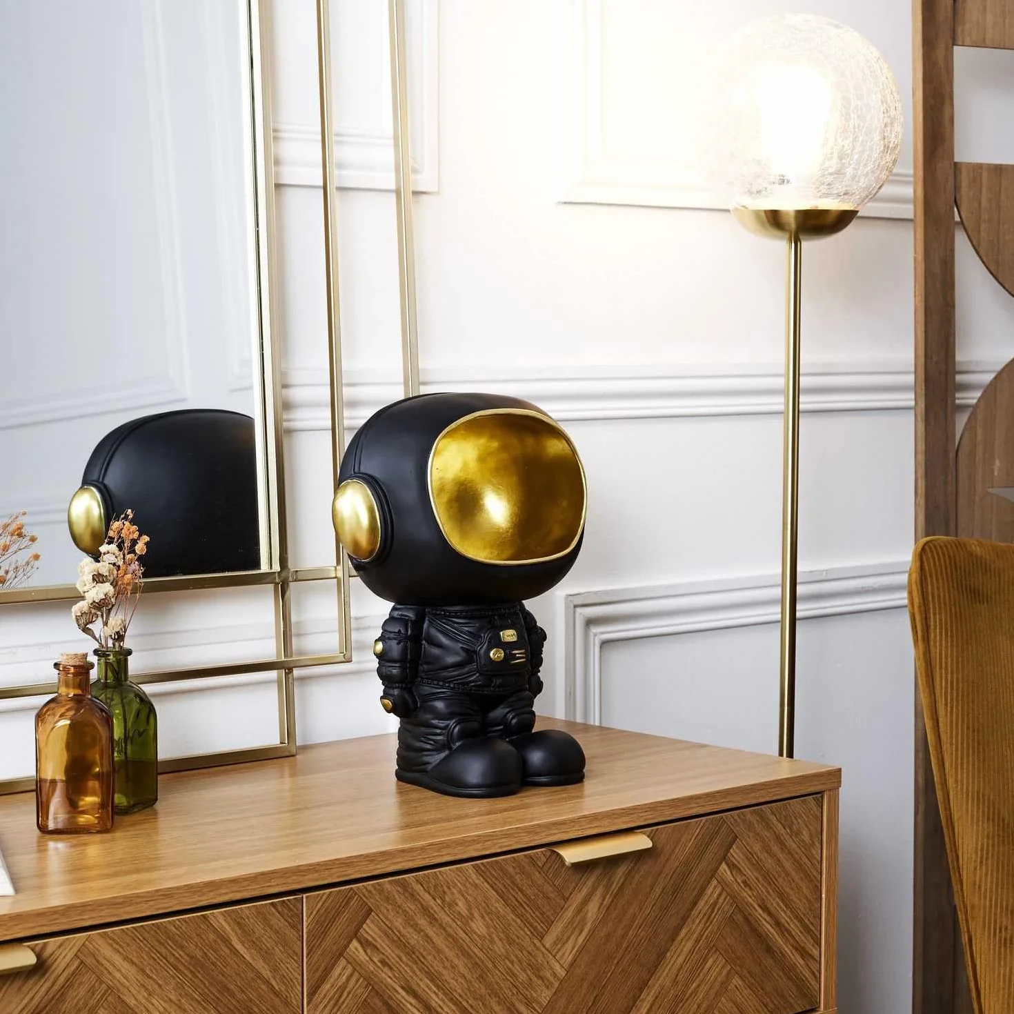 Statue Astronaute Vide Poche Noir 20 cm Objet Décoratif Moderne Design Futuriste