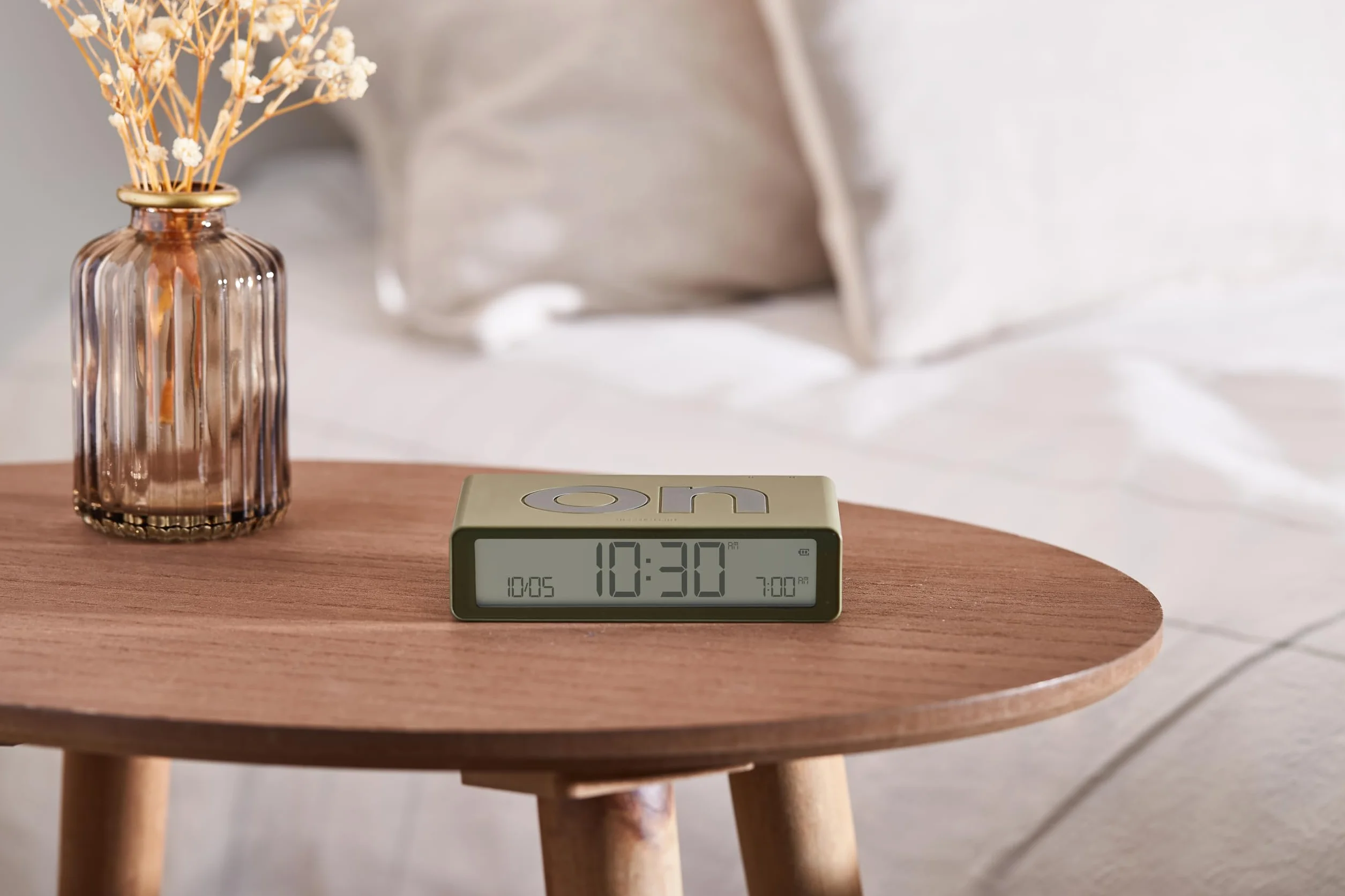 Lexon Flip Classic réveil lumineux réversible avec écran LCD, lumière tactile, rechargeable USB-C, kaki