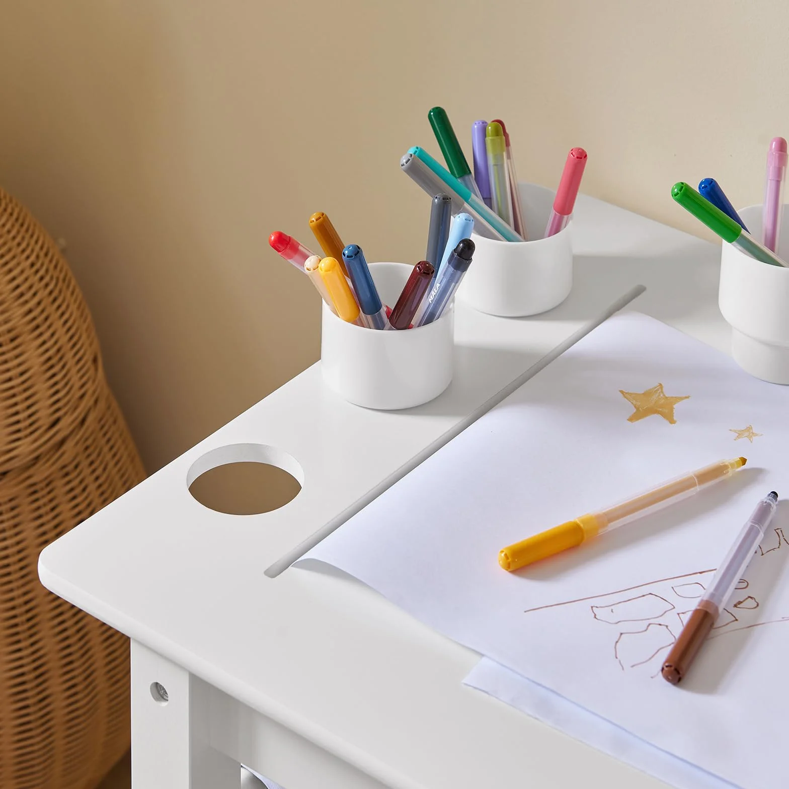 SoBuy Table Enfant avec Chaise Ensemble 2 Pièces Table et Chaise pour Enfant Bureau avec 2 Étagères Porte-Papier et Rangements Stylos Blanc 80x54x65,5 KMB60-W
