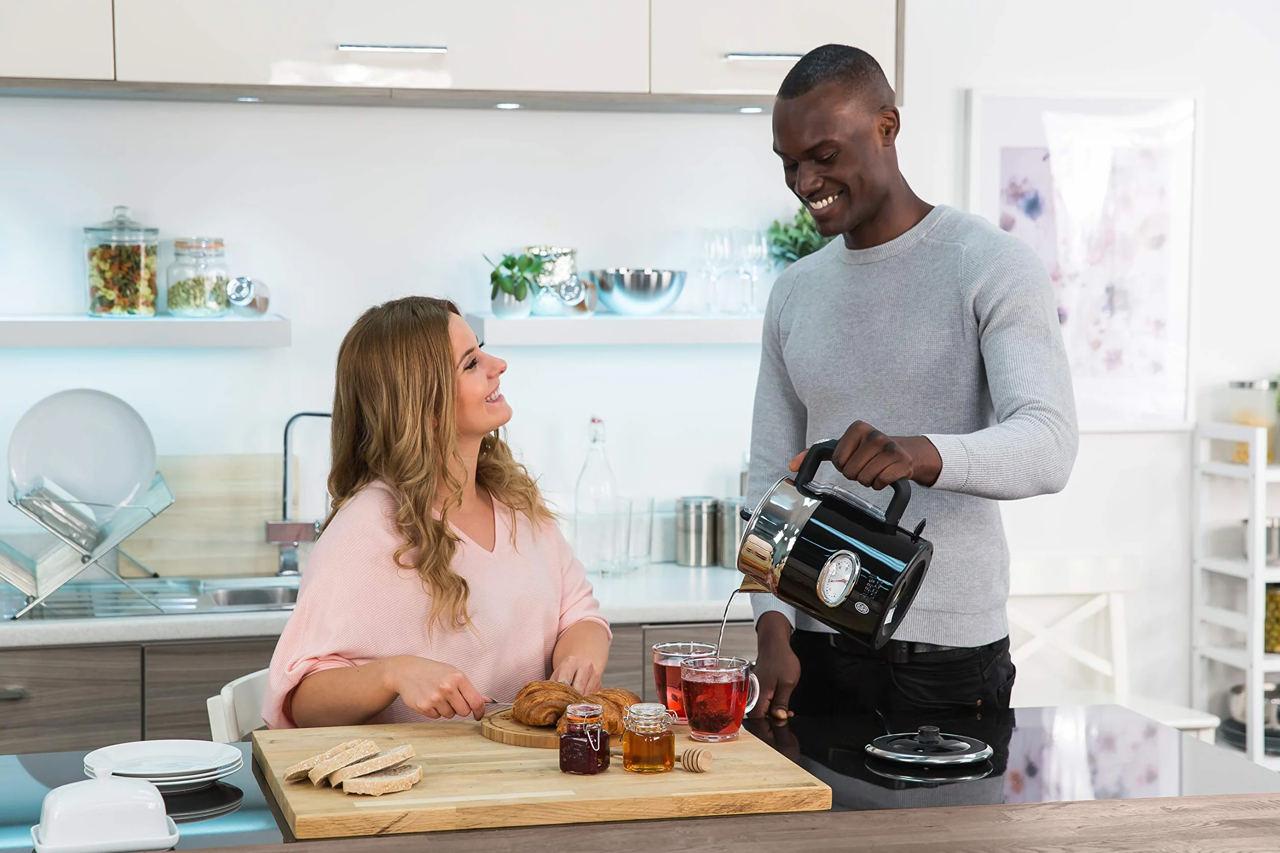 Russell Hobbs Bouilloire Electrique (Design Vintage Premium) Retro Noire (1,7L, 2400W, Ebullition Rapide, Jauge Température Rétro,Marqueurs 1-2-3 tasses,Ecoulement,Couvercle Amovible) 21671-70