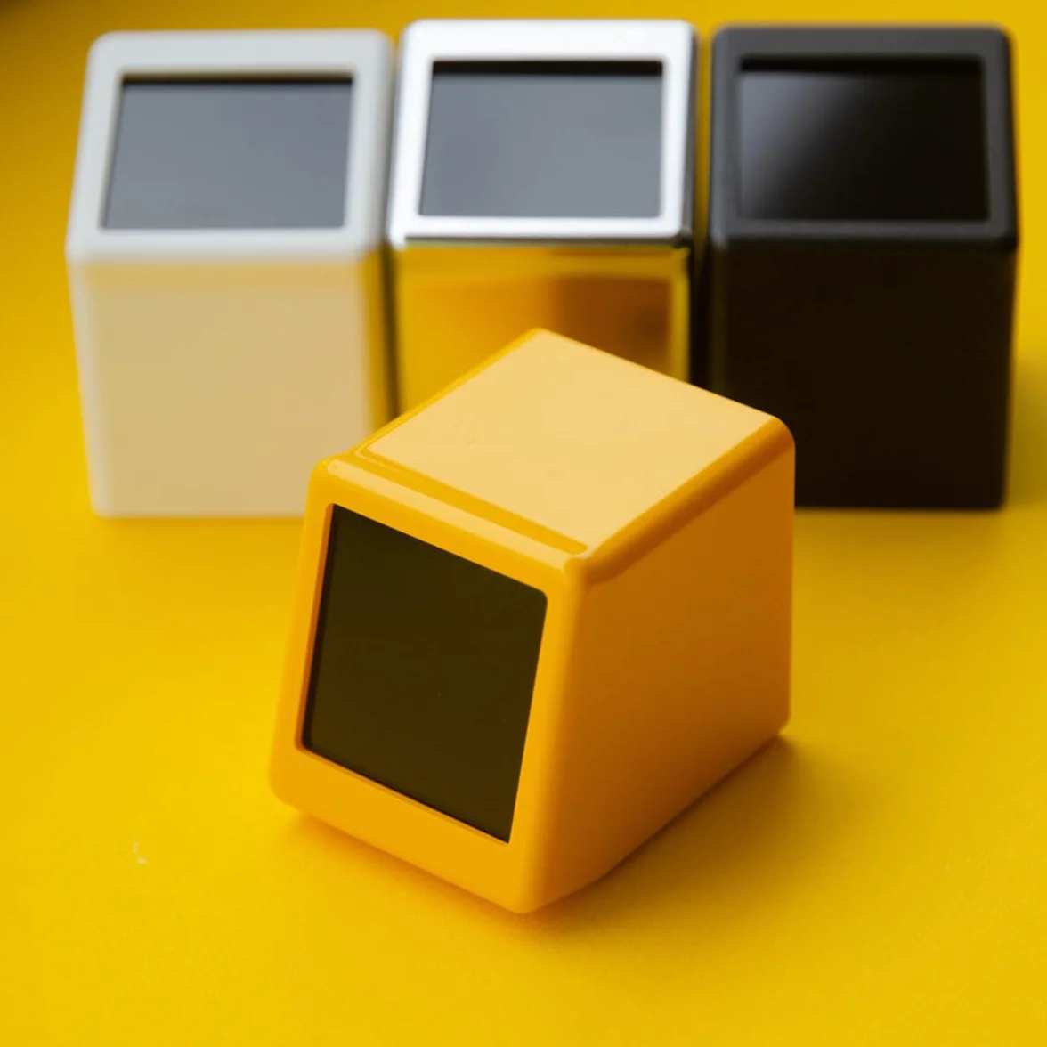 Ausi Station météo Wi-Fi intelligente avec animations GIF, horloge numérique jaune