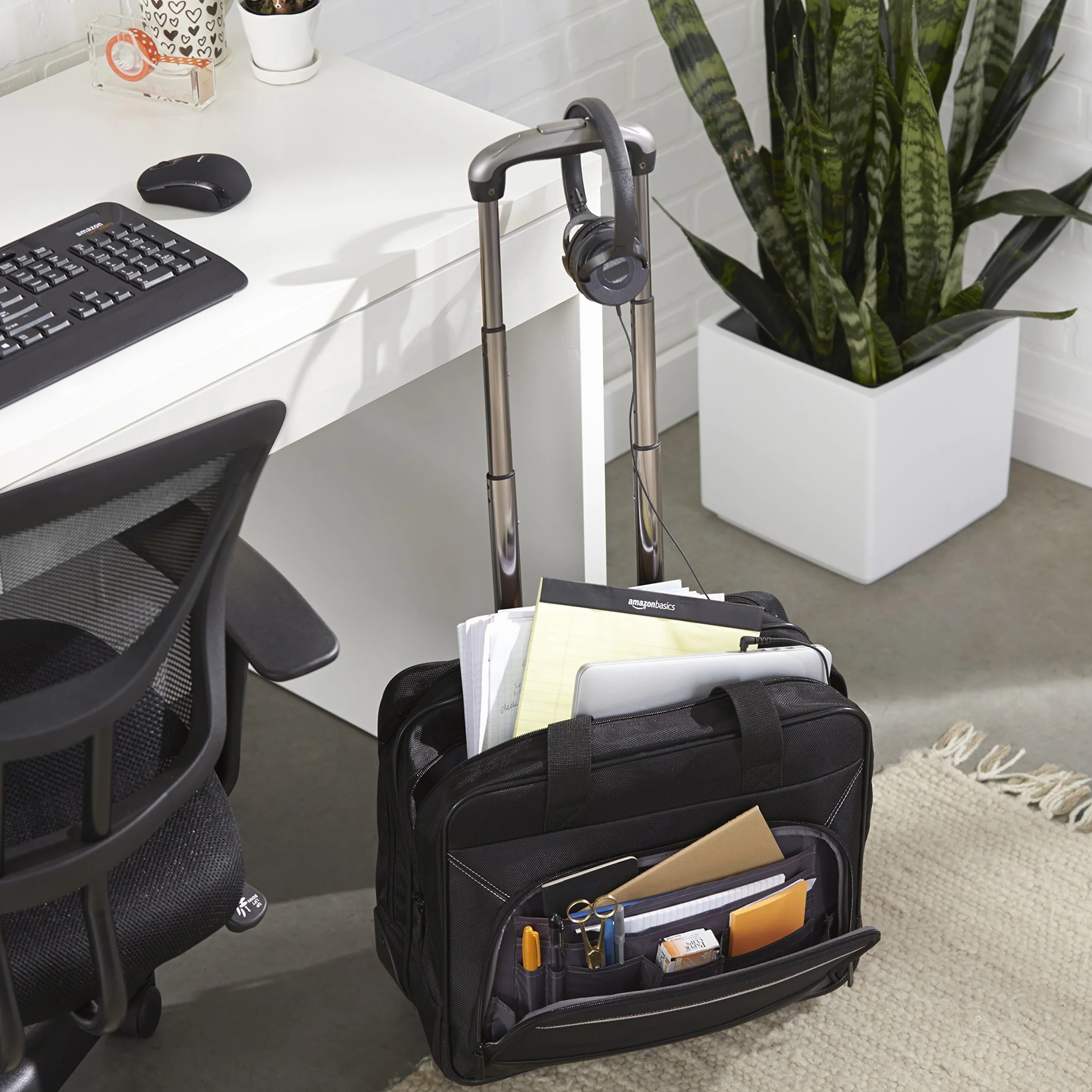 Amazon Basics - Wózek na laptopa z szybko poruszającymi się kółkami i łatwo dostępną kieszenią przednią – nadaje się do laptopów do 15.6 cali ( 39.6 cm ), czarny