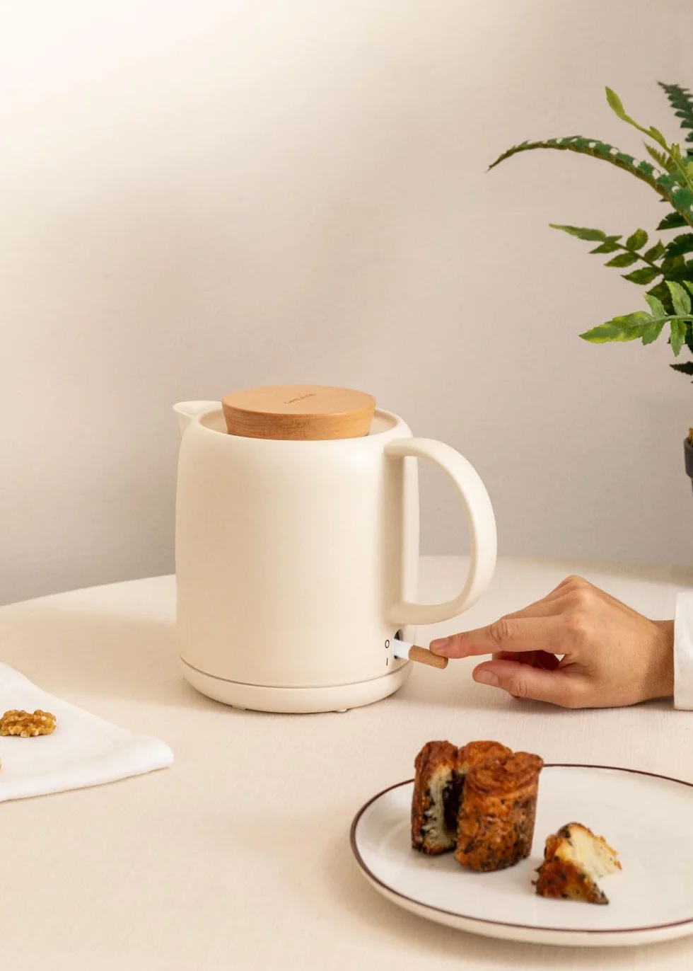 CREATE/KETTLE CERAMIC/Bouilloire électrique céramique Blanc cassé/Corps en céramique, chauffe en 5 minutes, capacité de 1L, système d'arrêt automatique, 1200W