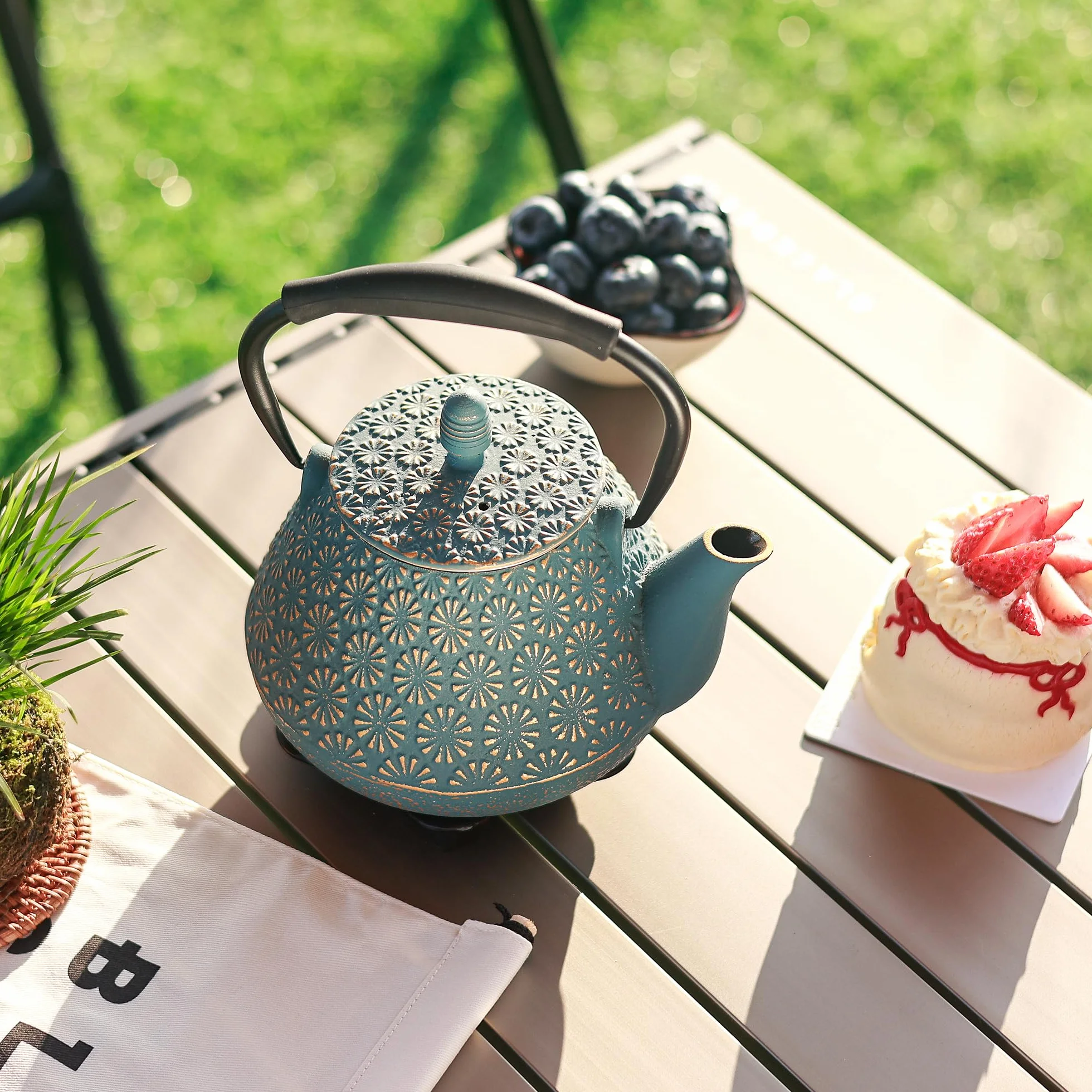 Théière en fonte japonaise à motif de sakura en émail, 950 ml, avec infuseur pour thé en feuille et café, poignée en silicone, sûre pour la cuisinière, 32 oz bleu