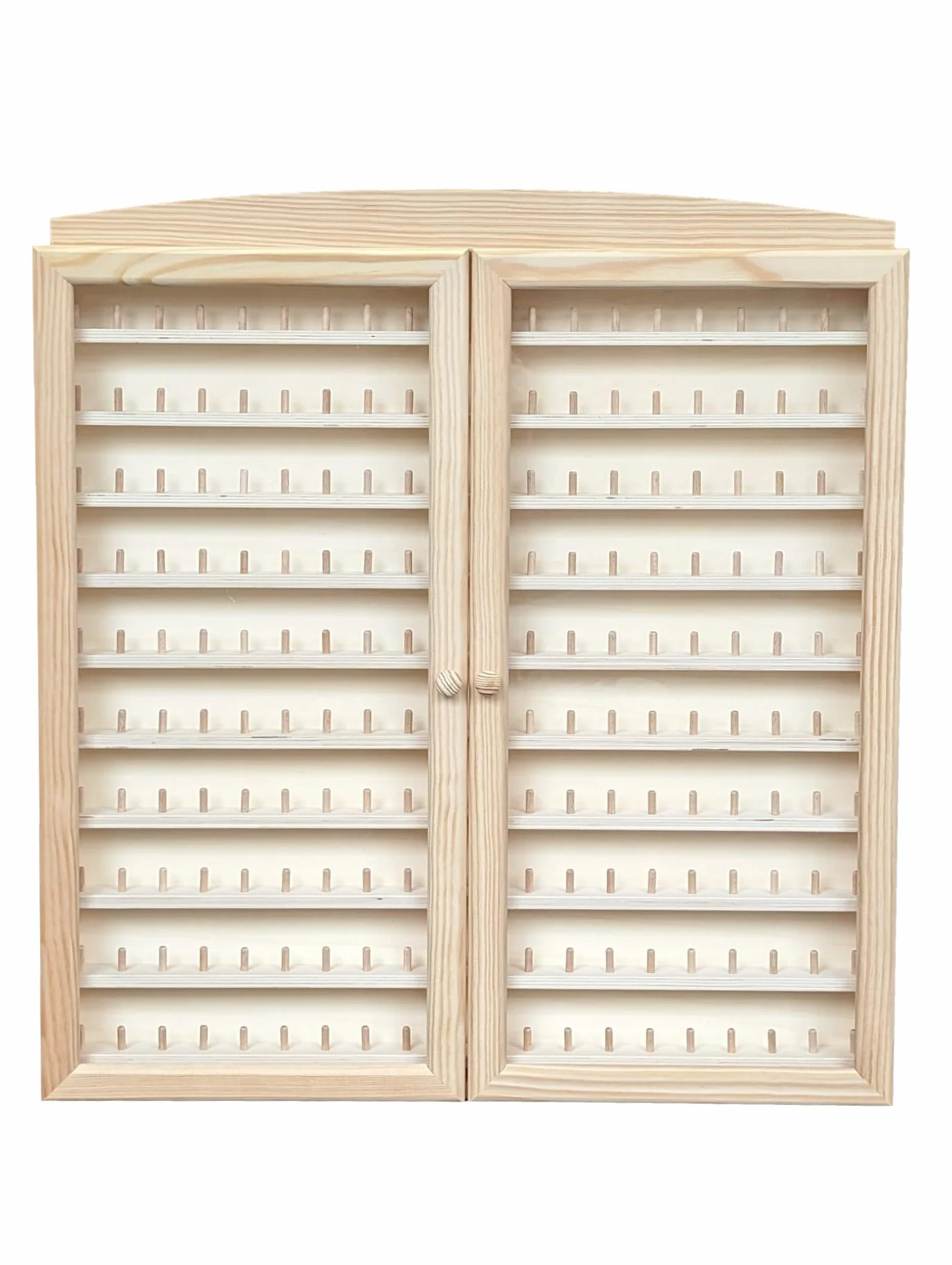 Vitrine Collections dés á Coudre. Capacité 200 dés. Pin Naturel, à Peindre. Mesures (Largeur/Fond/Hauteur) : 66 * 6 * 72 cms.