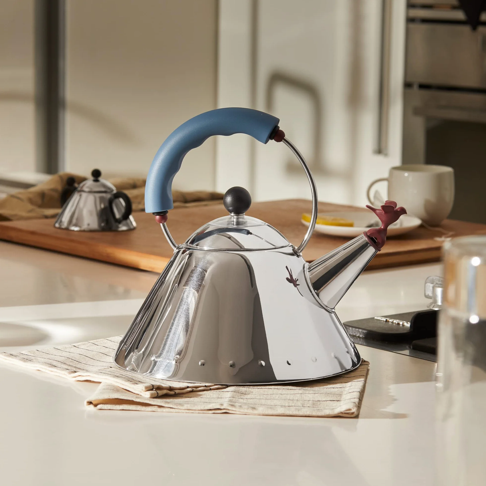 Alessi - 9093 - Bouilloire en Acier Inoxydable 18/10 Brillant avec Poignée et Sifflet-Oisillon - Bleu Clair