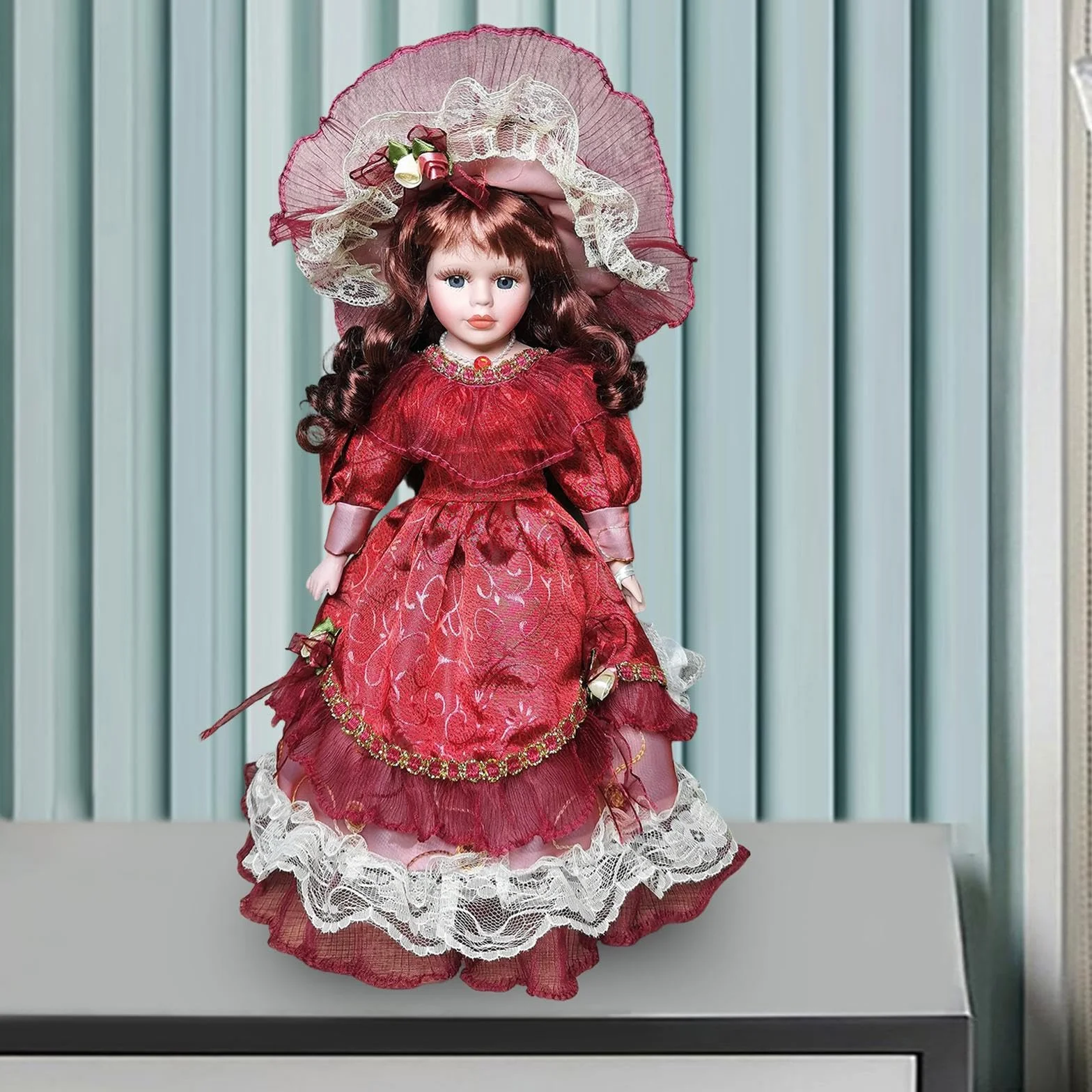 Fenteer Figurine de Collection Poupée Porcelaine Lady Costume Ancien Cheveux Bouclés Robe Élégante Chapeau Bordeaux