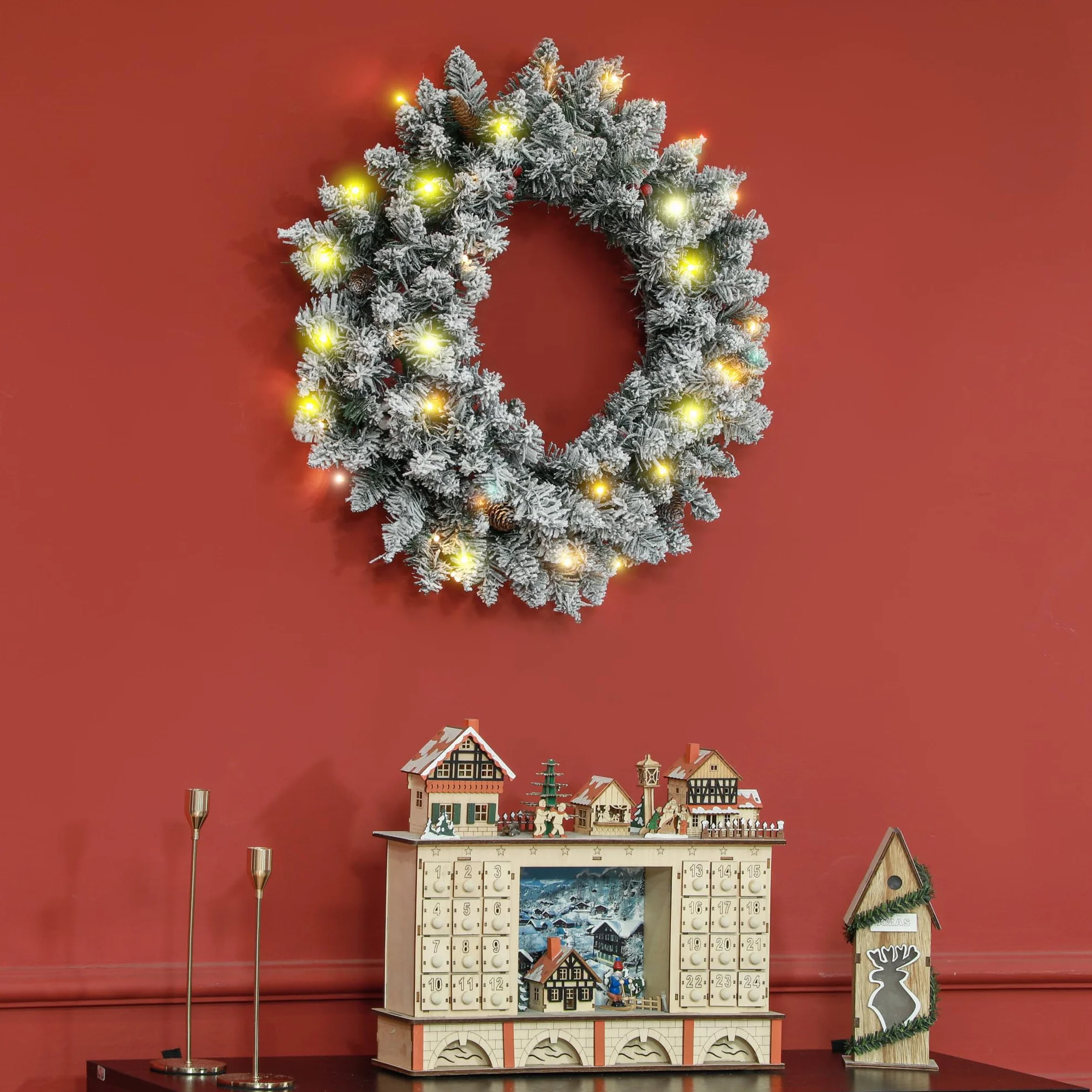 HOMCOM Couronne de Noël Porte givrée Artificielle 60 CM décoration de Noël Lumineuse avec Pommes de pin et Baies Rouges, lumières LED et minuterie, pour Porte, fenêtre ou cheminée, Vert