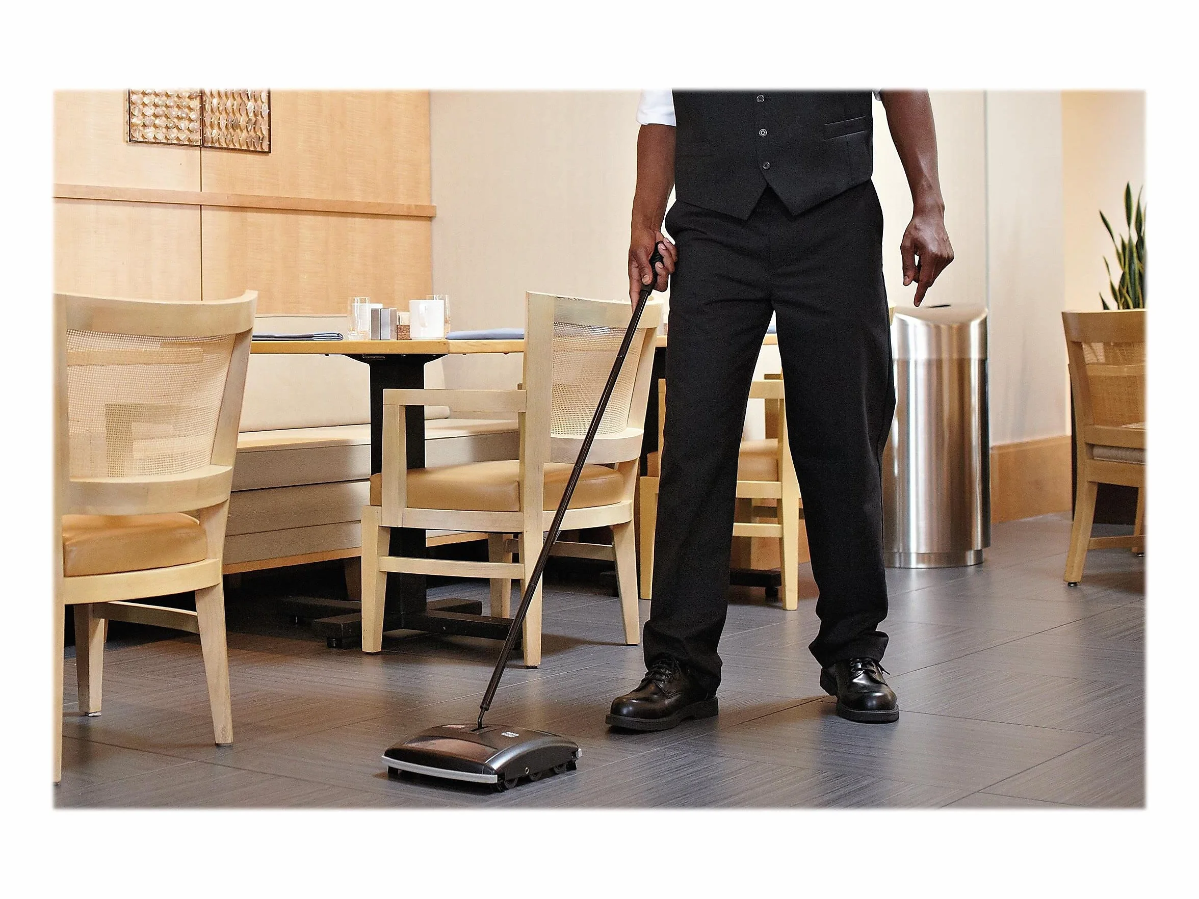 Rubbermaid Commercial Products Balai Mécanique Professionnel 16,5cm | Série Executive, sans Câble, ramasse la Poussière, la Saleté et Les Débris sur Sols Durs & Moquettes | Noir | FG421288BLA