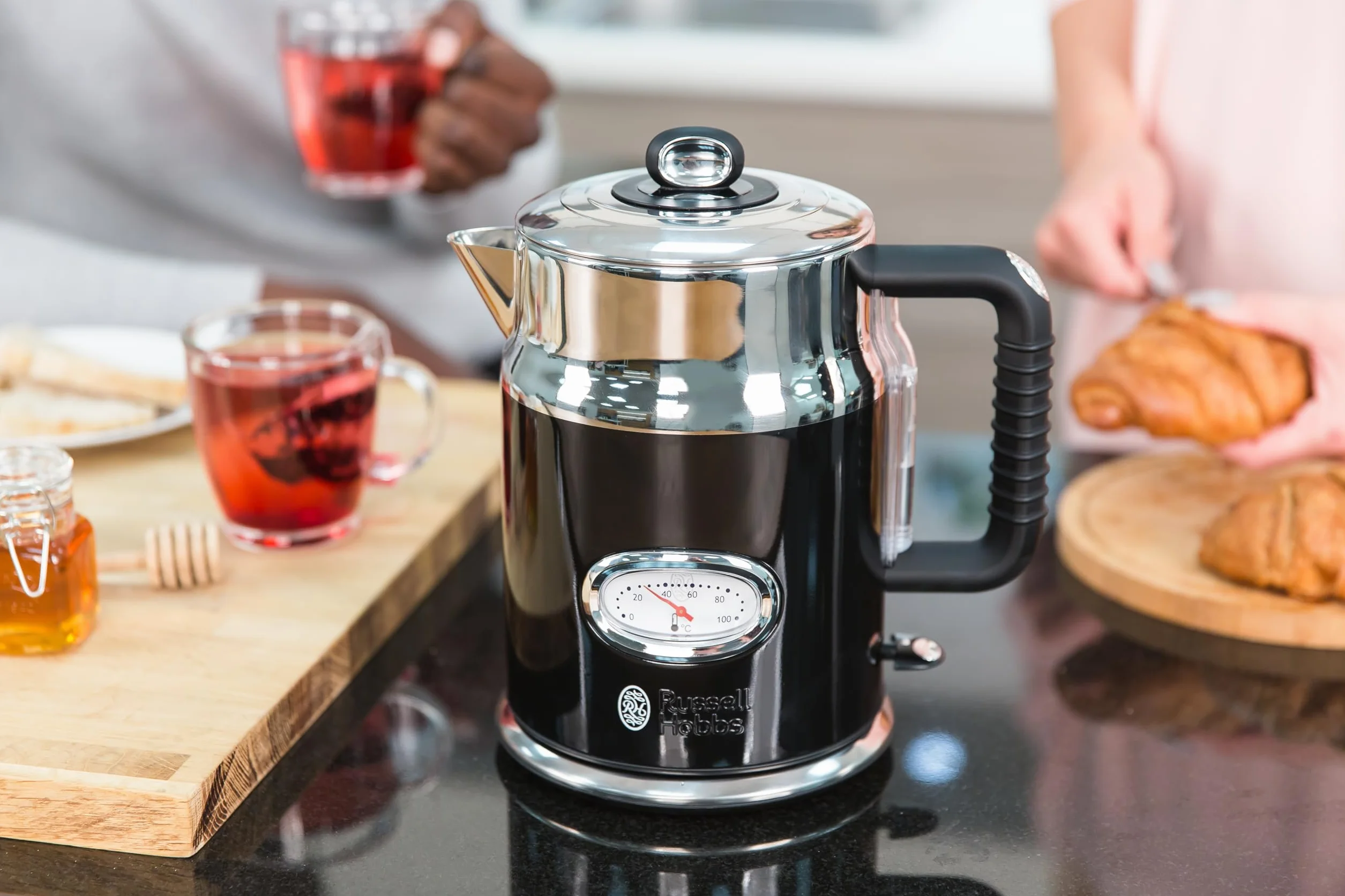 Russell Hobbs Bouilloire Electrique (Design Vintage Premium) Retro Noire (1,7L, 2400W, Ebullition Rapide, Jauge Température Rétro,Marqueurs 1-2-3 tasses,Ecoulement,Couvercle Amovible) 21671-70